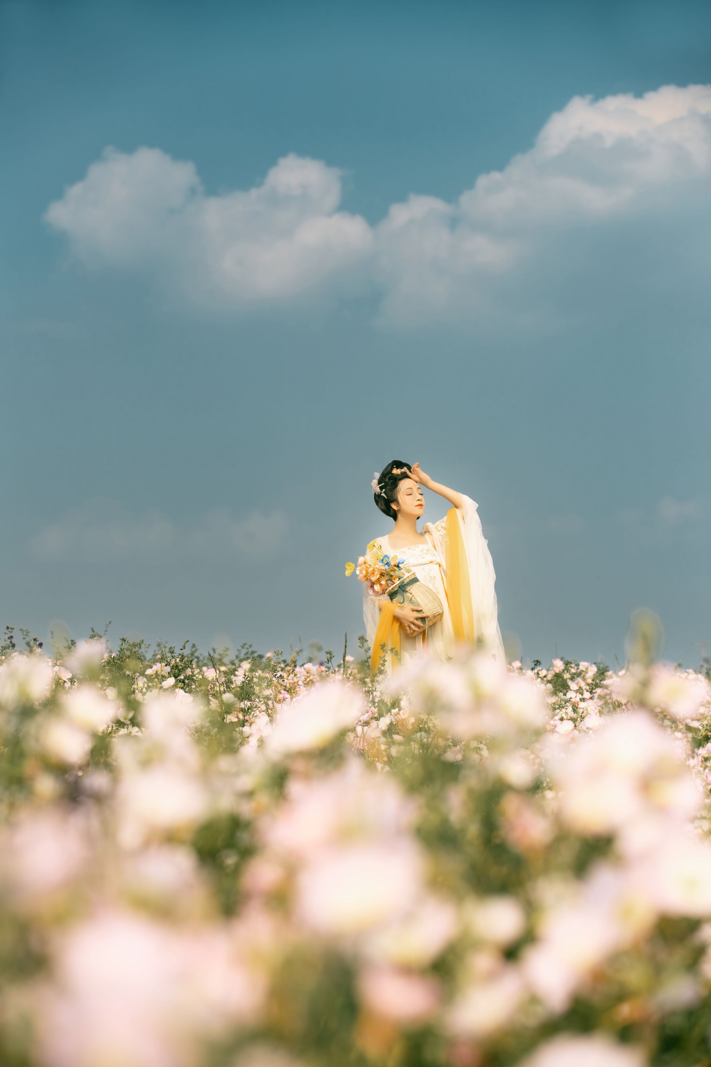 君尹兰 – 《见春山》[33P]