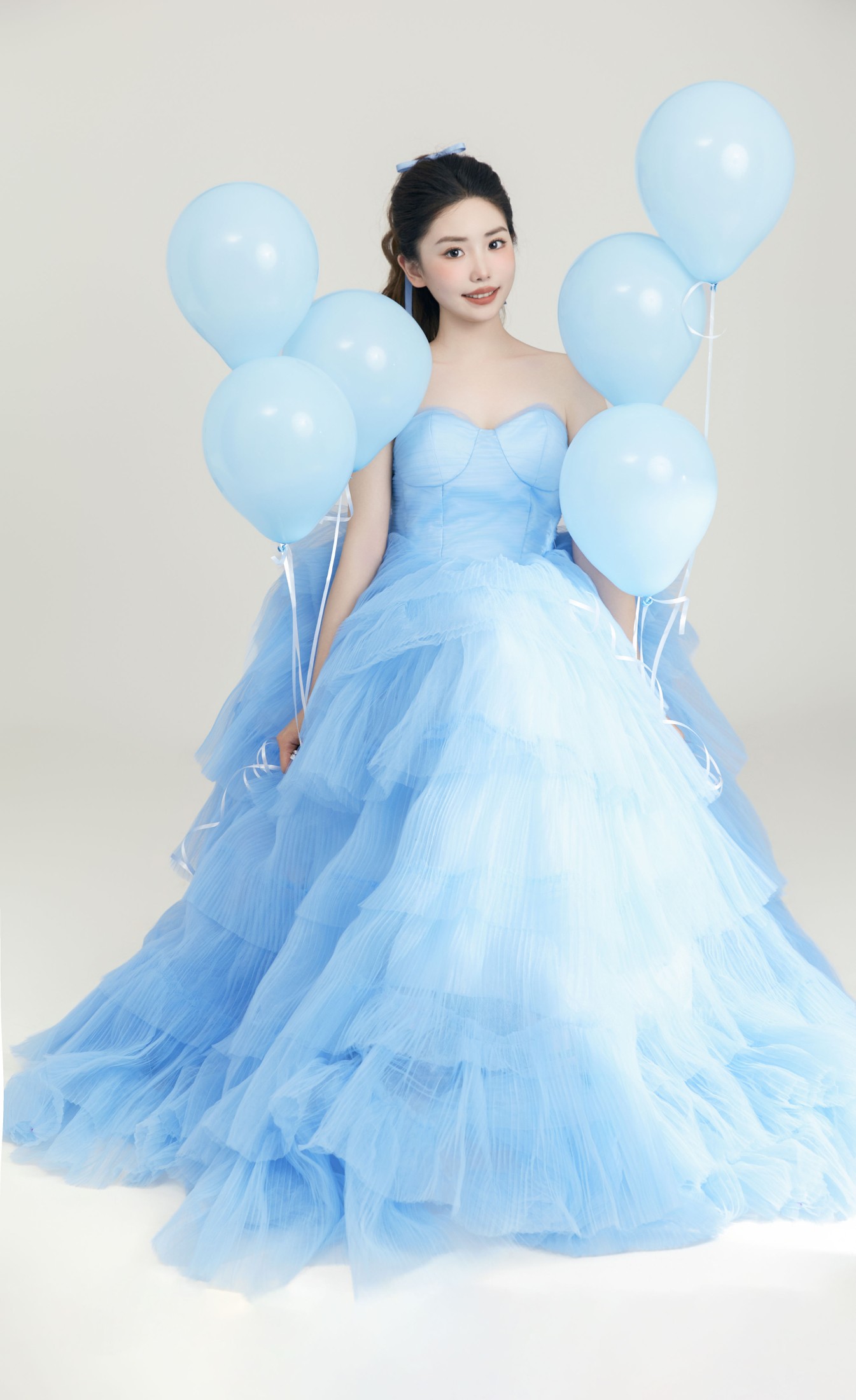 hihiio – 《蓝色公主裙生日写真》[22P]