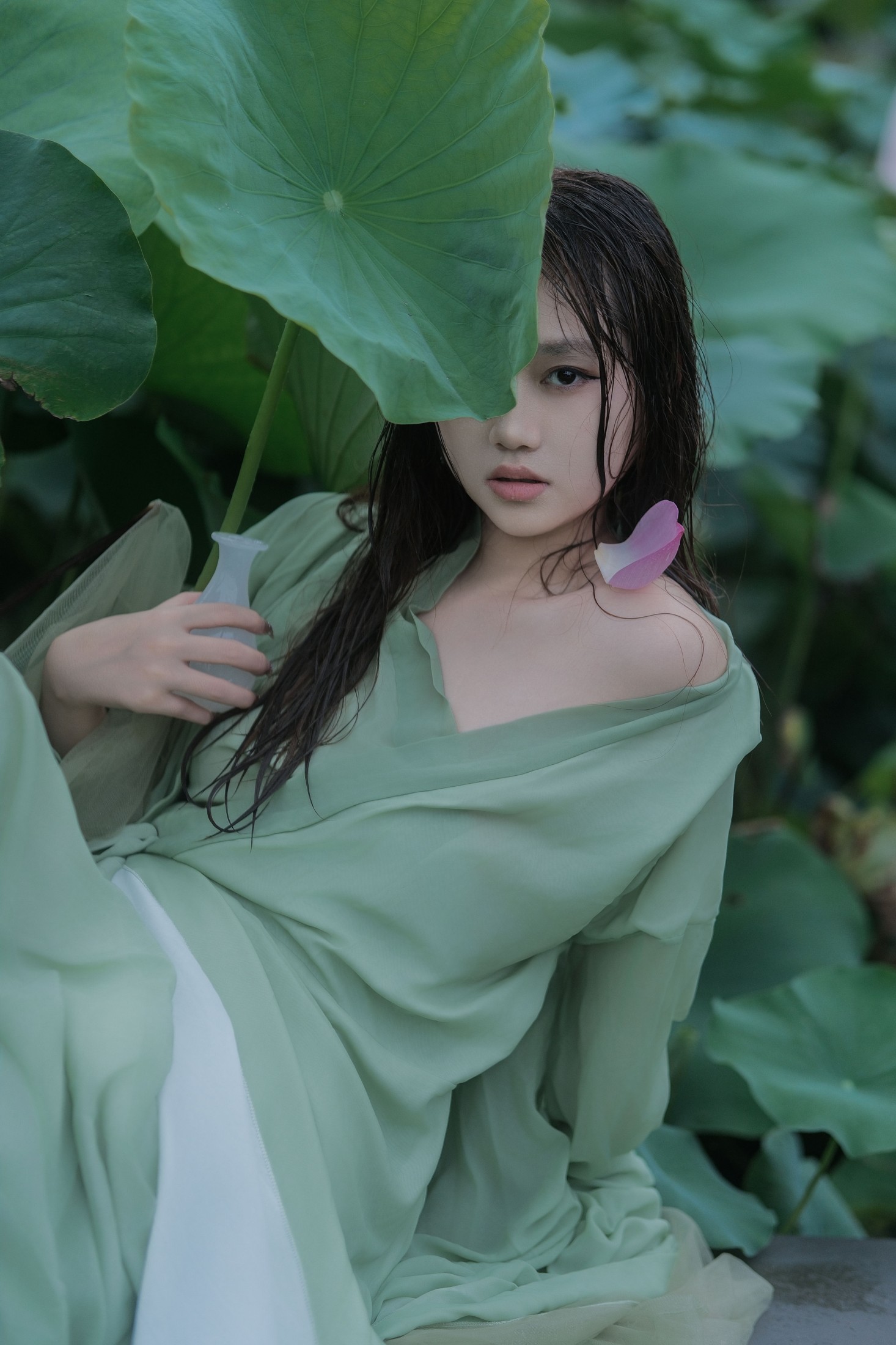 乐乐 – 《雨荷》[22P]