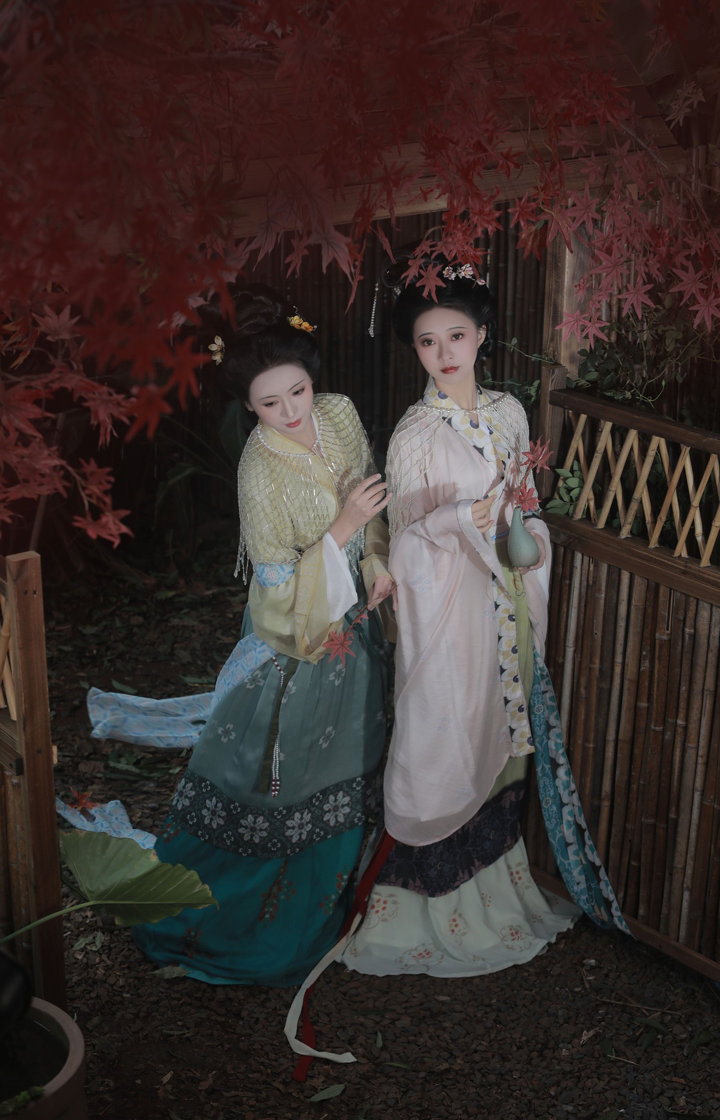 与芳 瑜瑾 – 《眉目自成诗三百，鬓如春风裁》[22P]