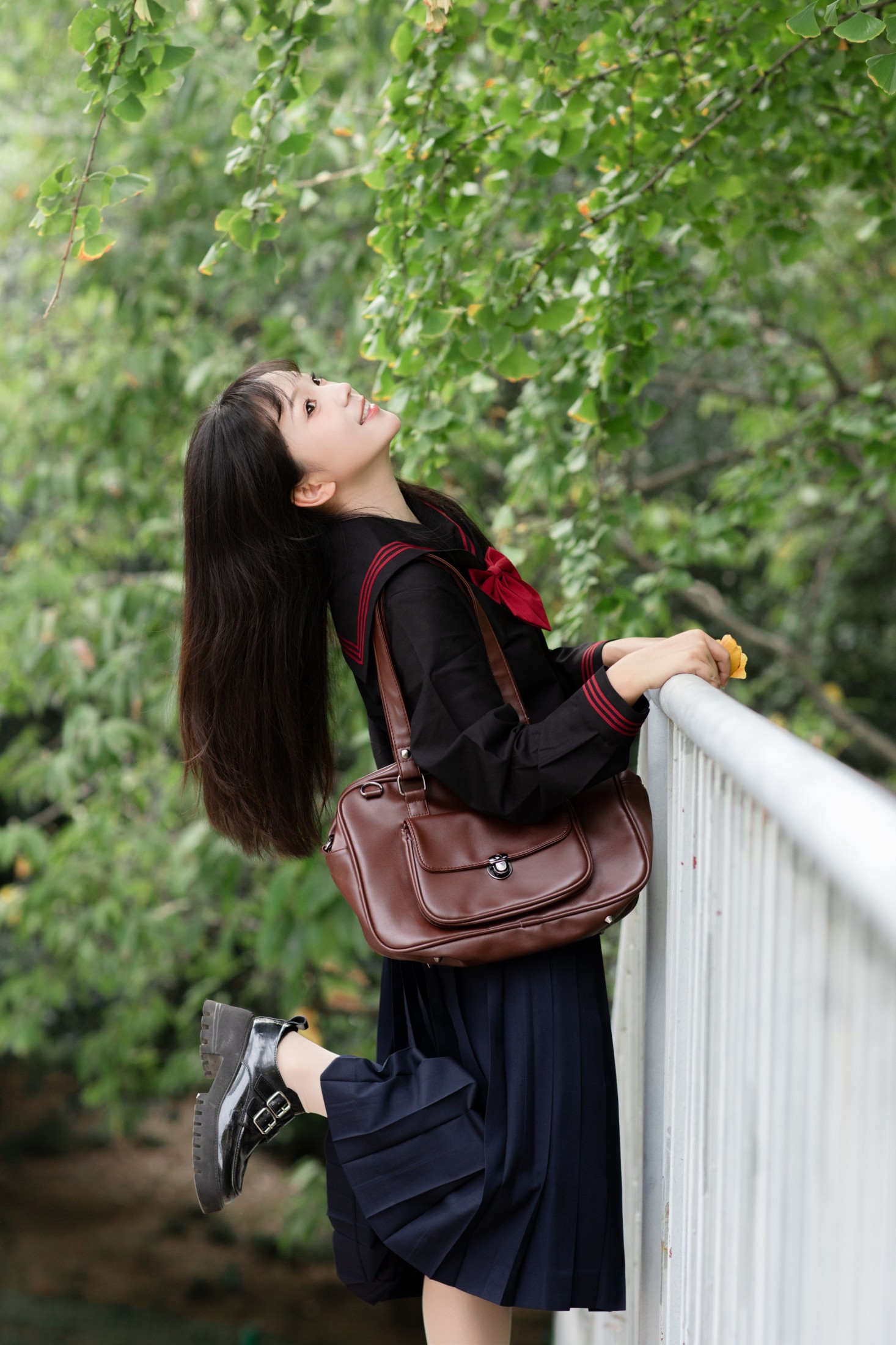 鱼泡泡 – 《树荫下的日系少女》[22P]