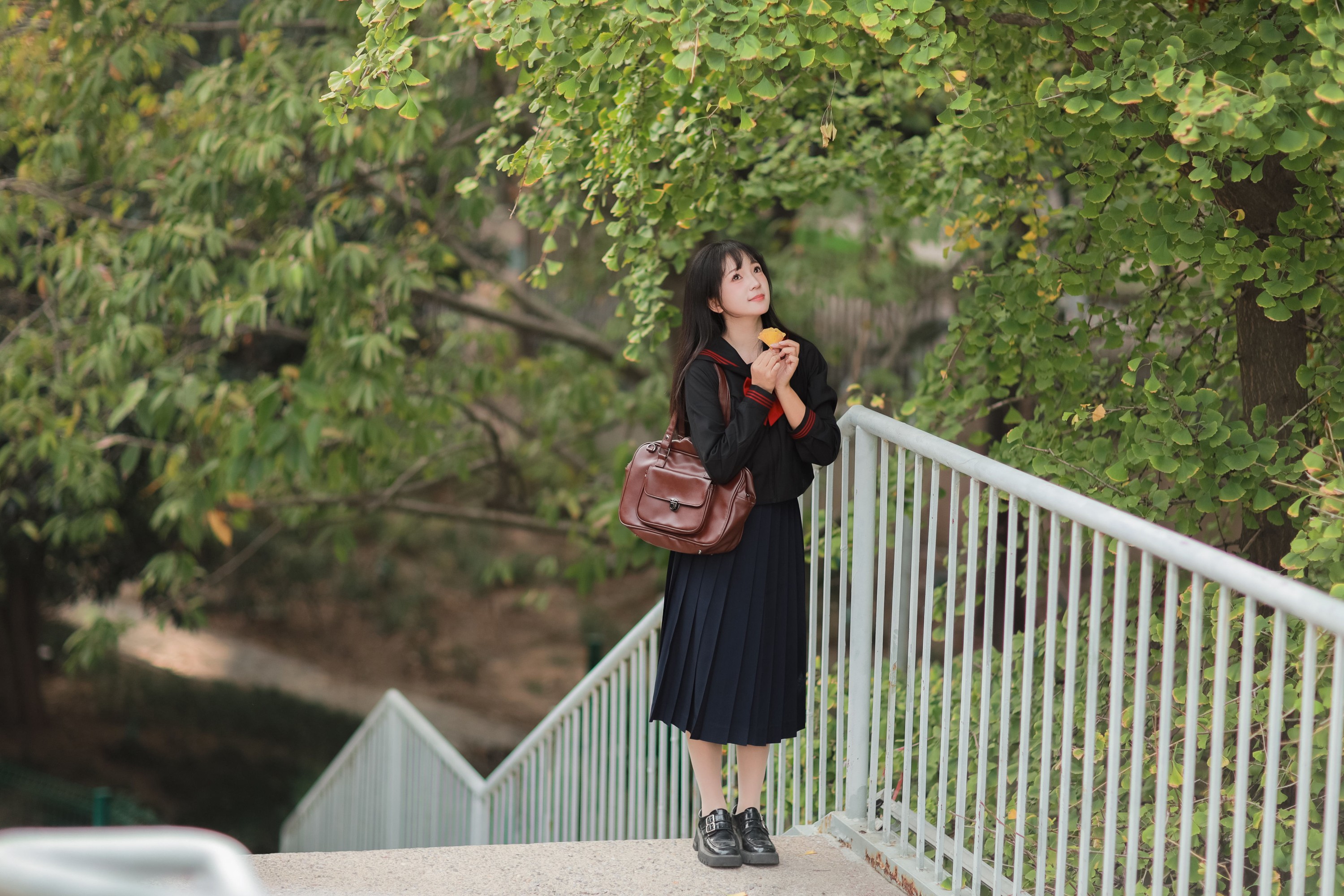 鱼泡泡 – 《树荫下的日系少女》[22P]