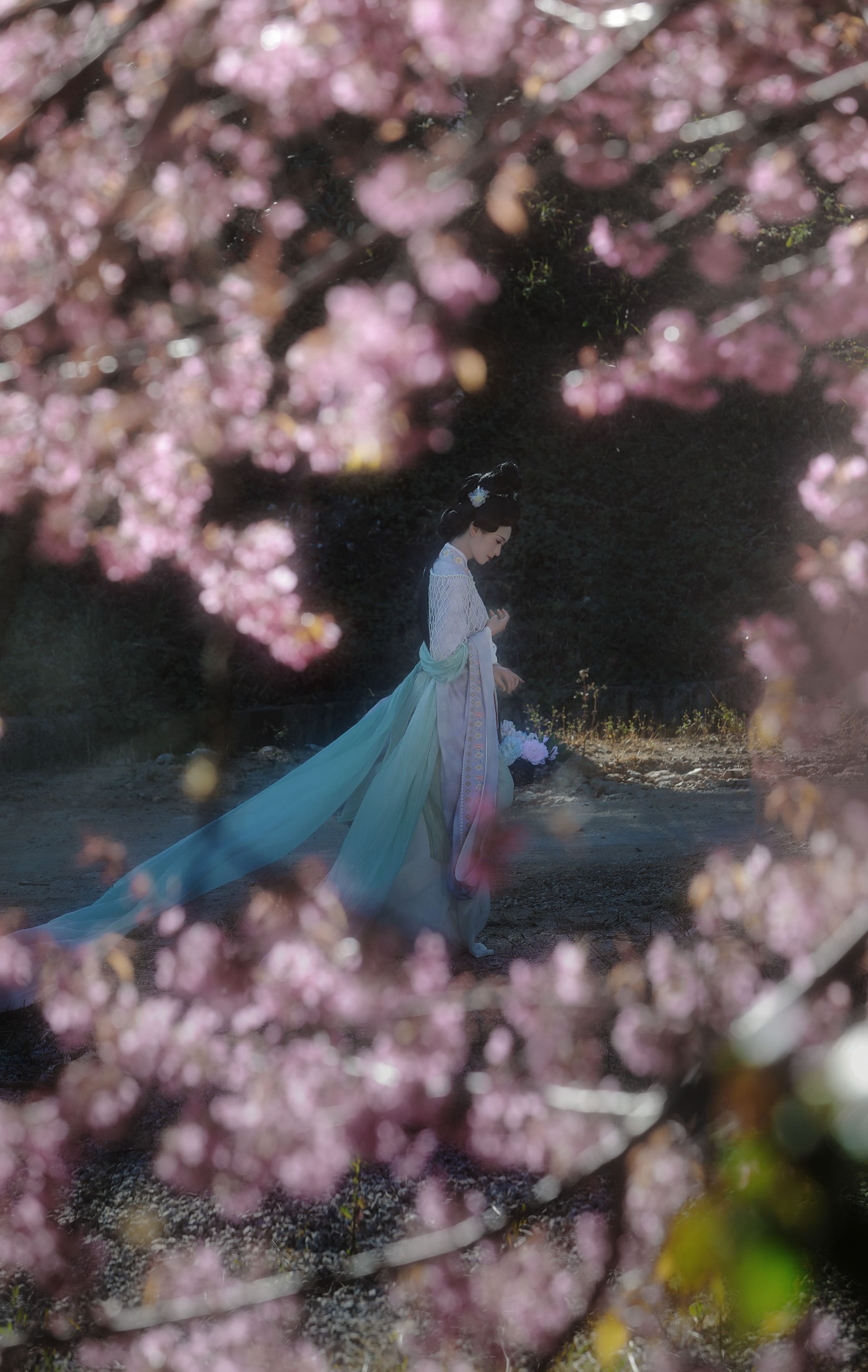 瑜瑾 – 《绣面芙蓉一笑开，斜飞宝鸭衬相腮》[22P]