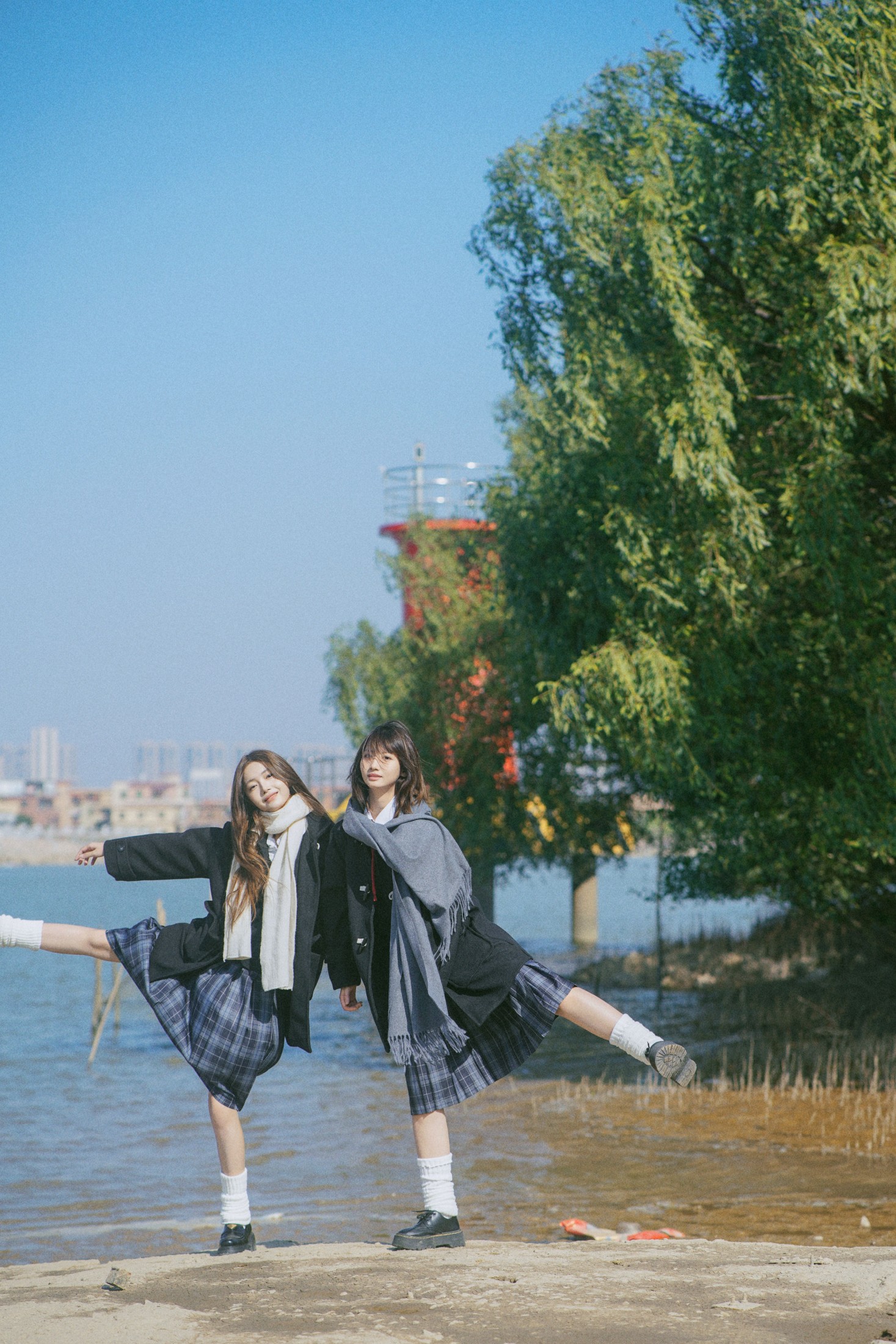 橘子 泡泡小咩 – 《江风轻拂，双生少女的清甜时光》[30P]