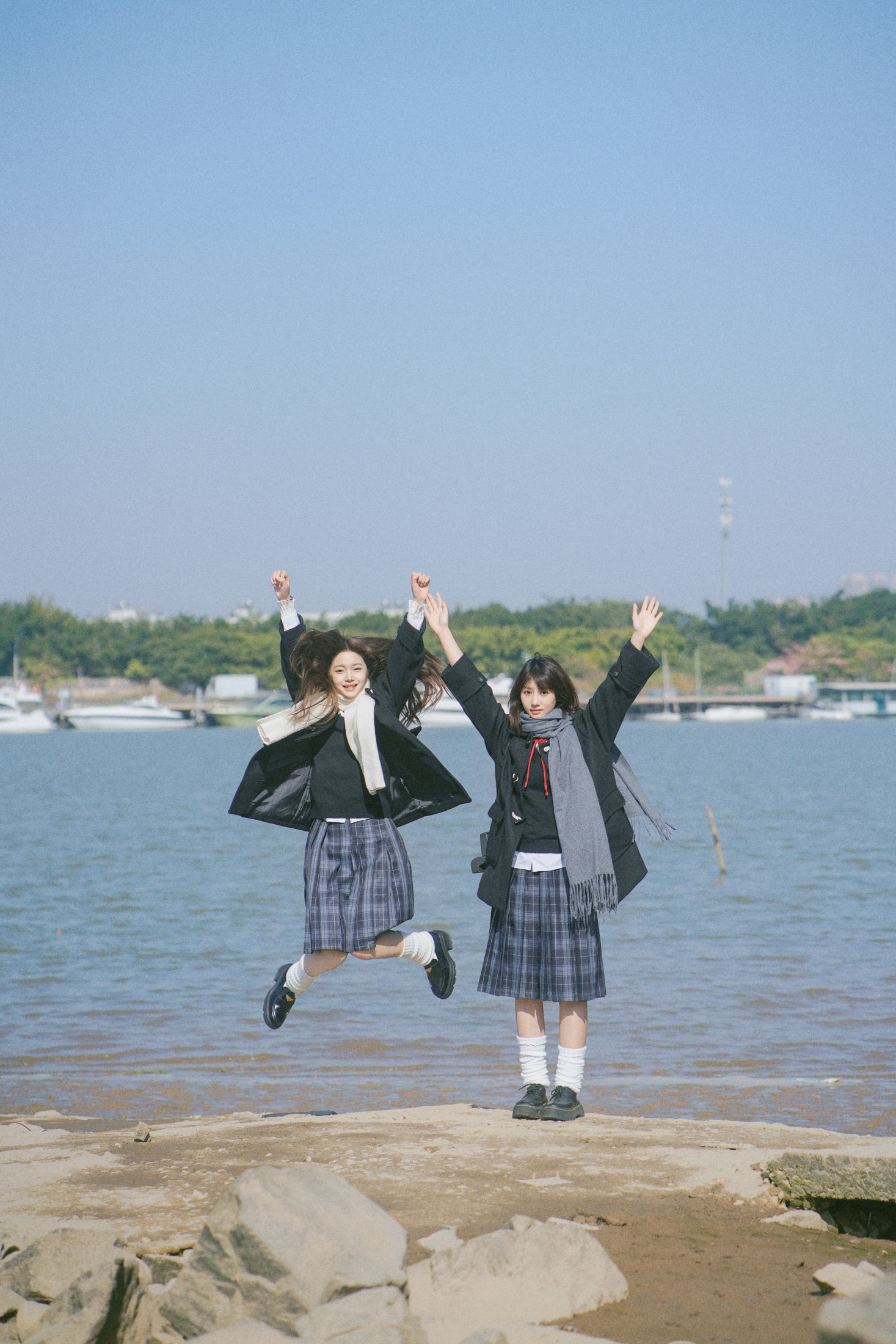 橘子 泡泡小咩 – 《江风轻拂，双生少女的清甜时光》[30P]