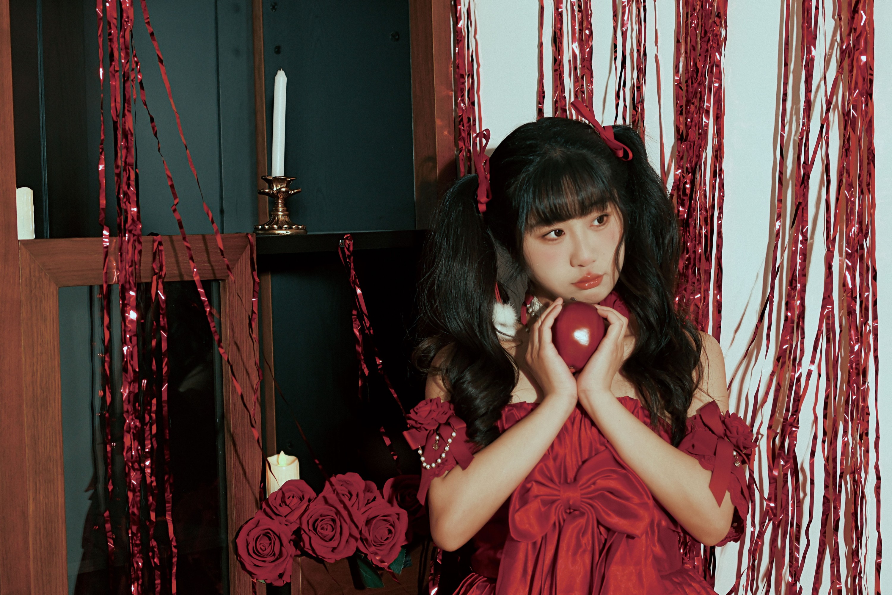 梅子梅子 – 《红裙女孩》[13P]