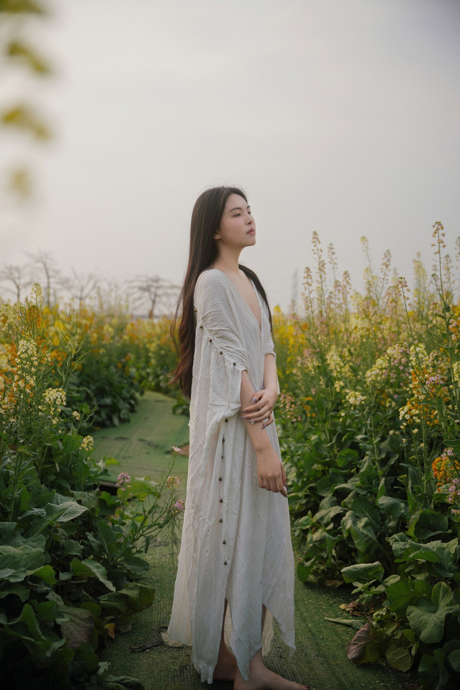 依依 – 《花海秘语，少女的绿野绮梦》[27P]