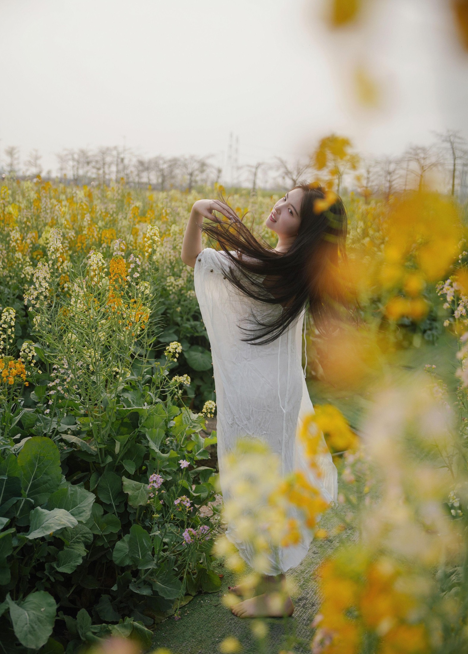 依依 – 《花海秘语，少女的绿野绮梦》[27P]