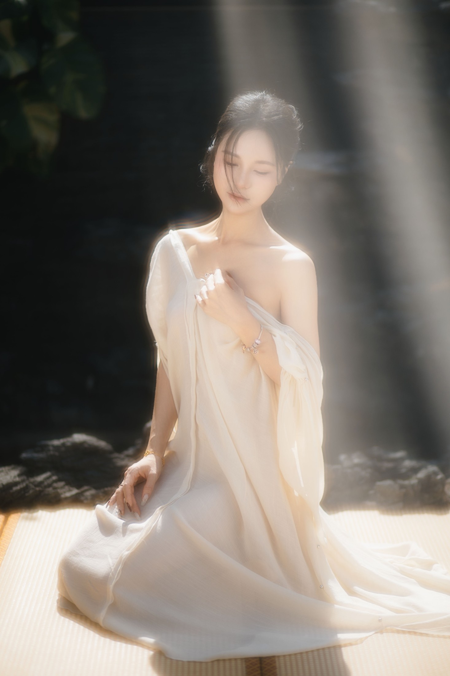 莎莎 – 《池塘边兮兮的少女》[13P]