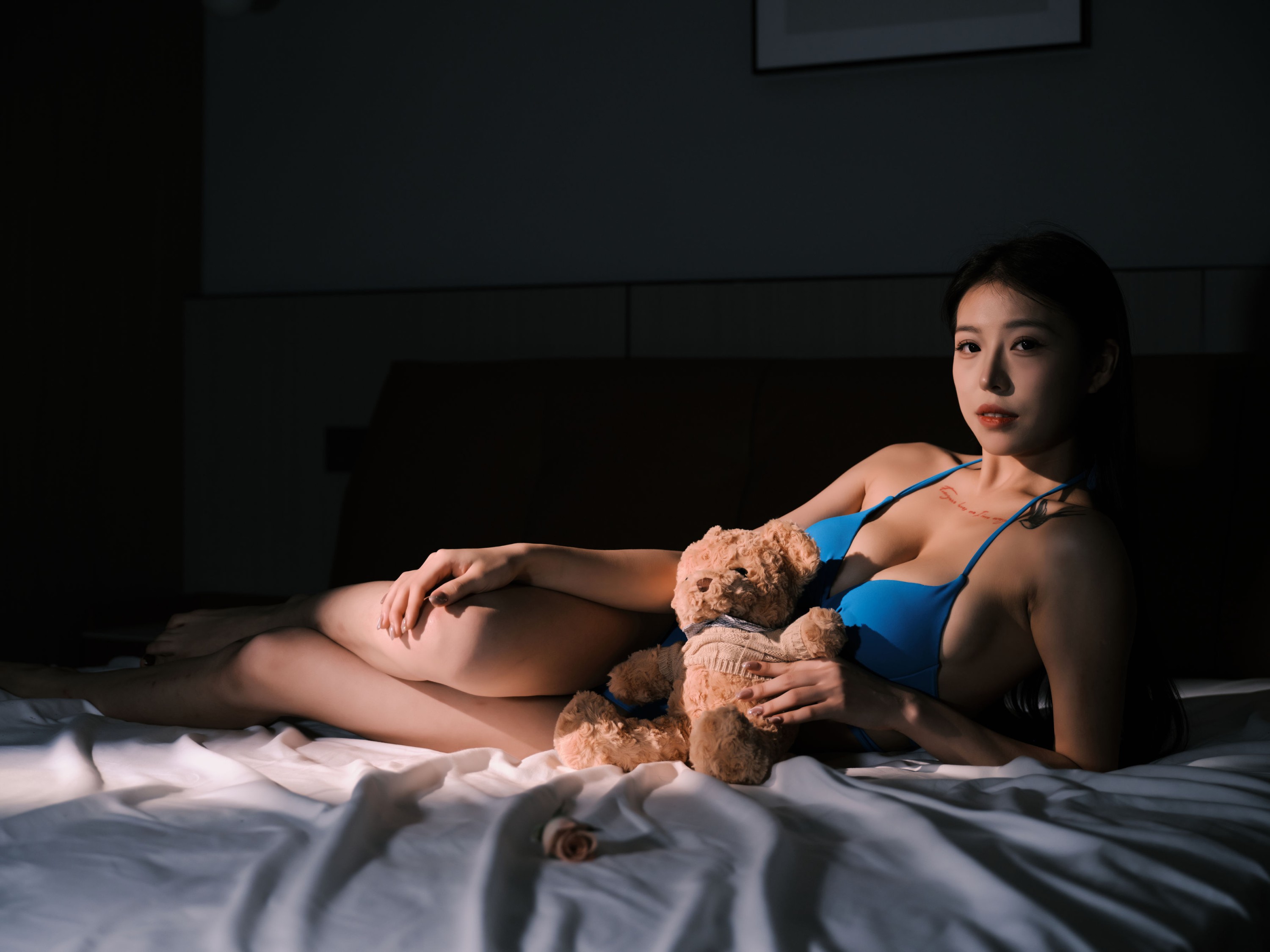 彤彤 – 《在床上扔东西》[17P]