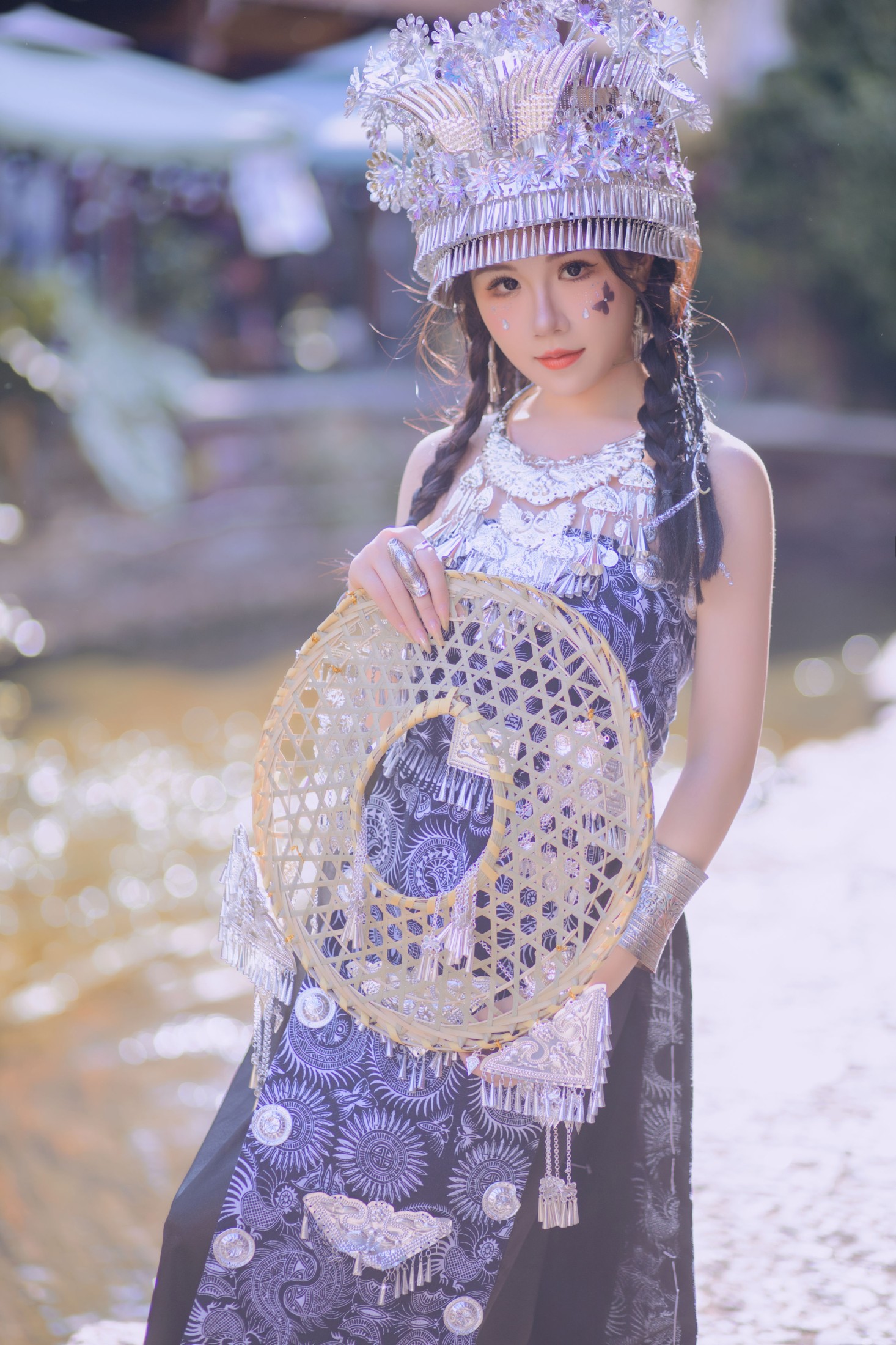 小林 – 《苗疆阿妹》[18P]