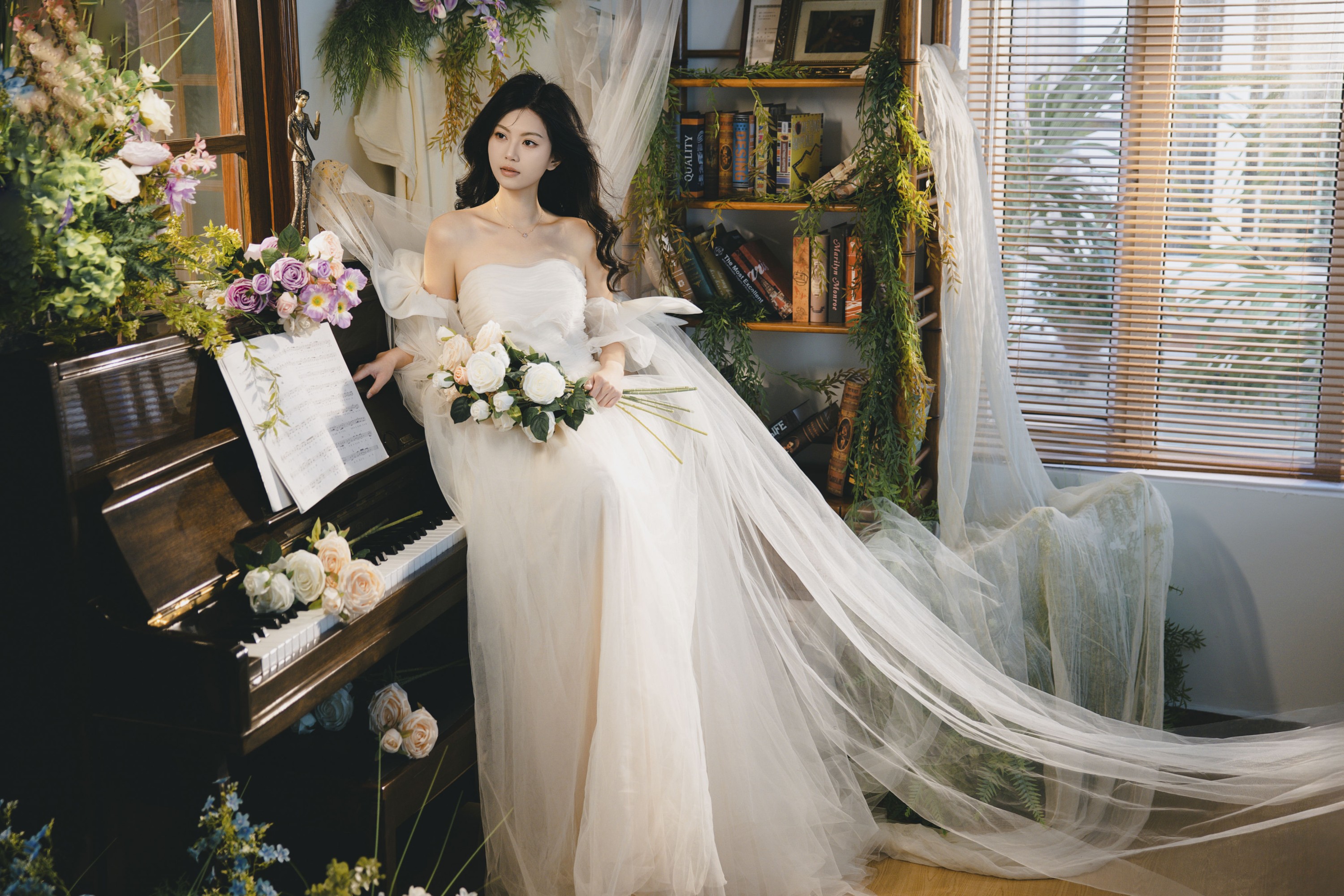 单单 – 《弹奏钢琴的少女》[13P]