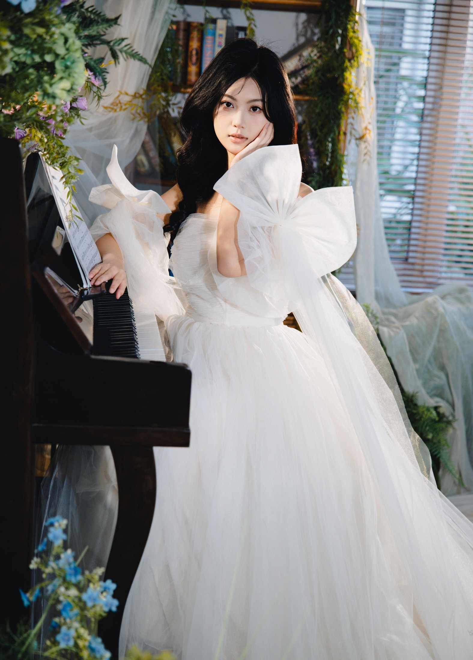 单单 – 《弹奏钢琴的少女》[13P]