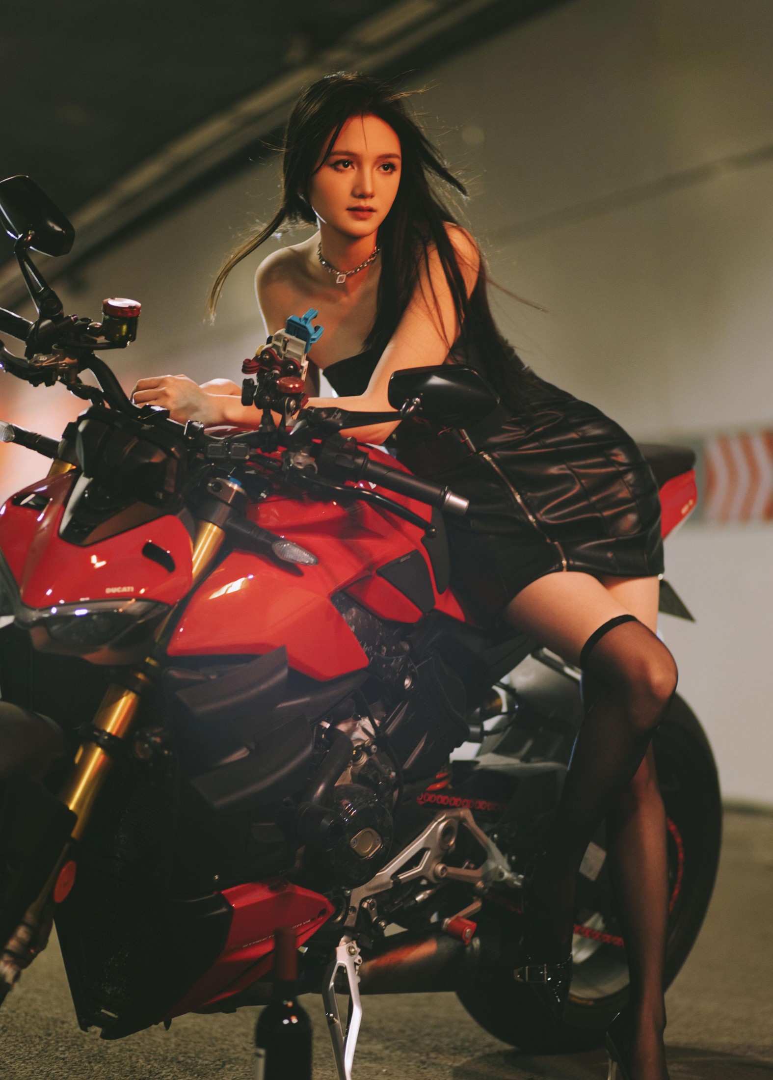 都都 – 《性感机车手》[13P]