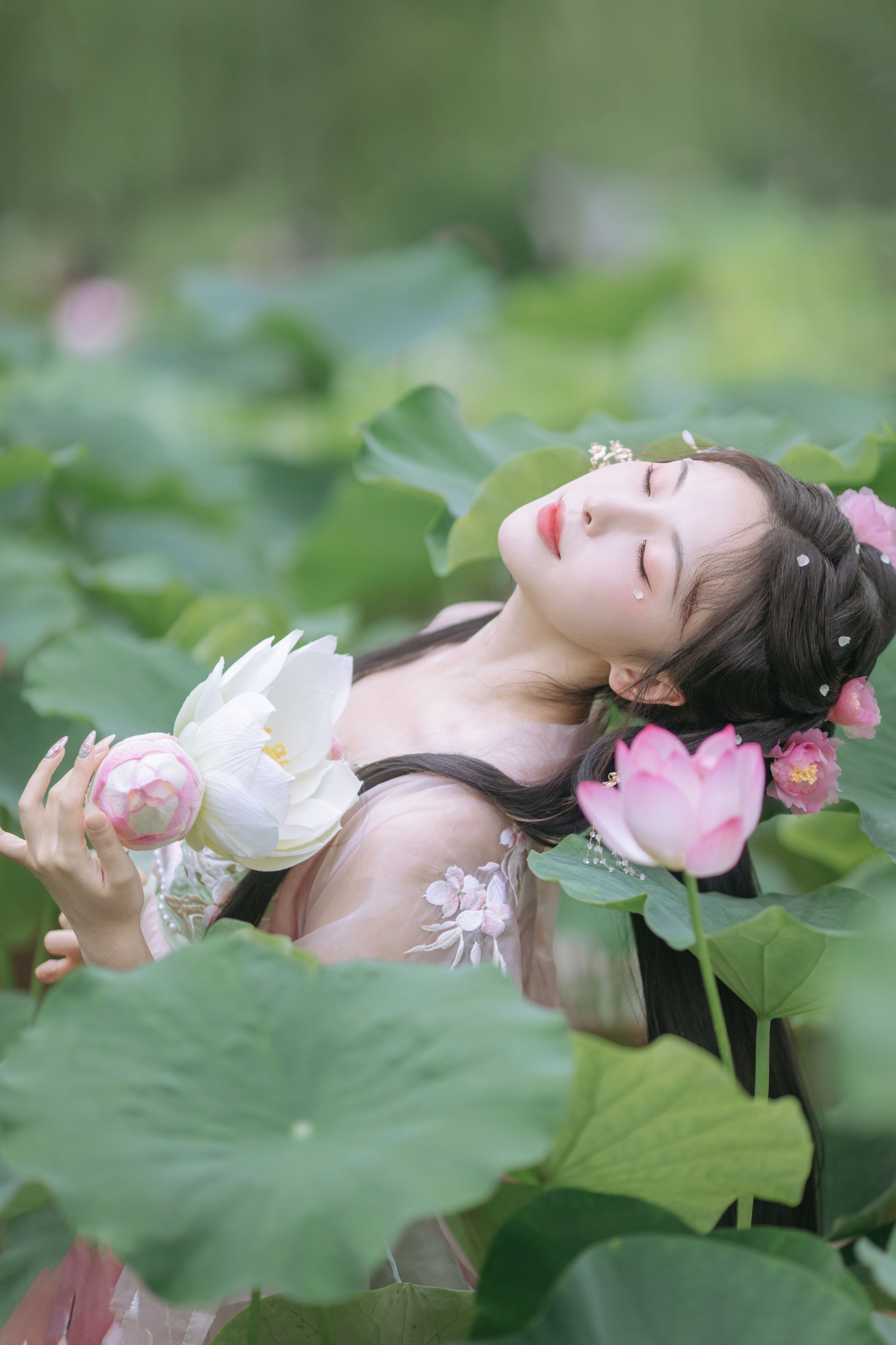 一小枝枝枝枝 – 《荷香袅袅》[18P]