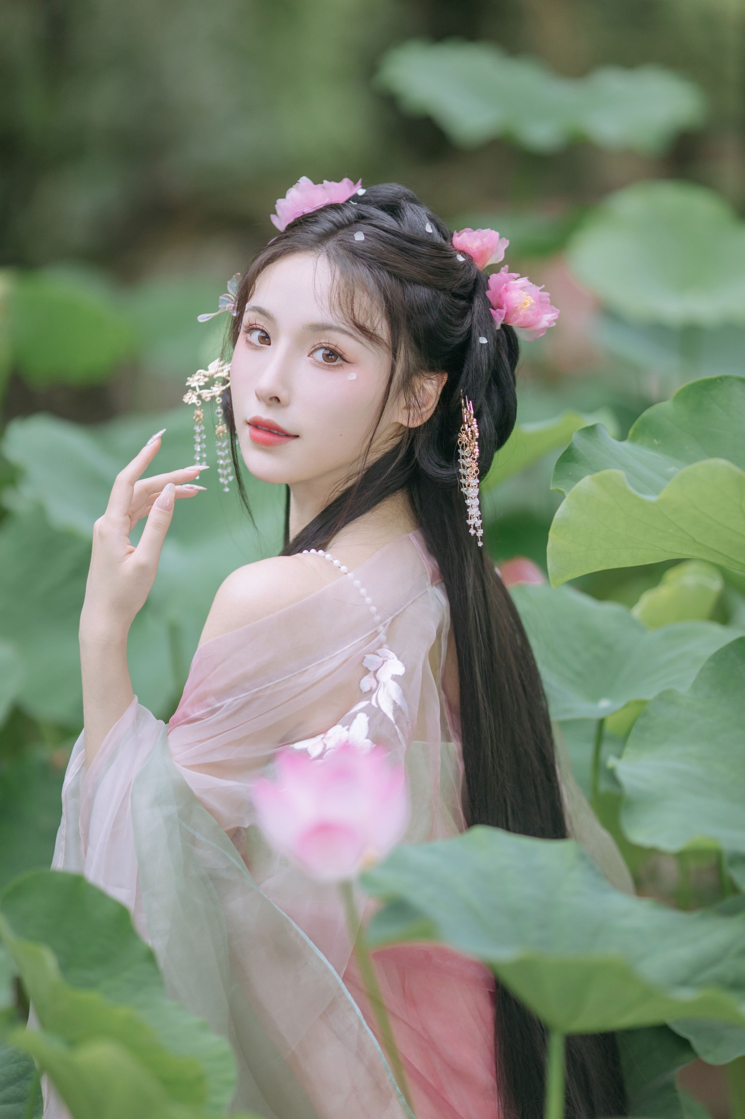 一小枝枝枝枝 – 《荷香袅袅》[18P]