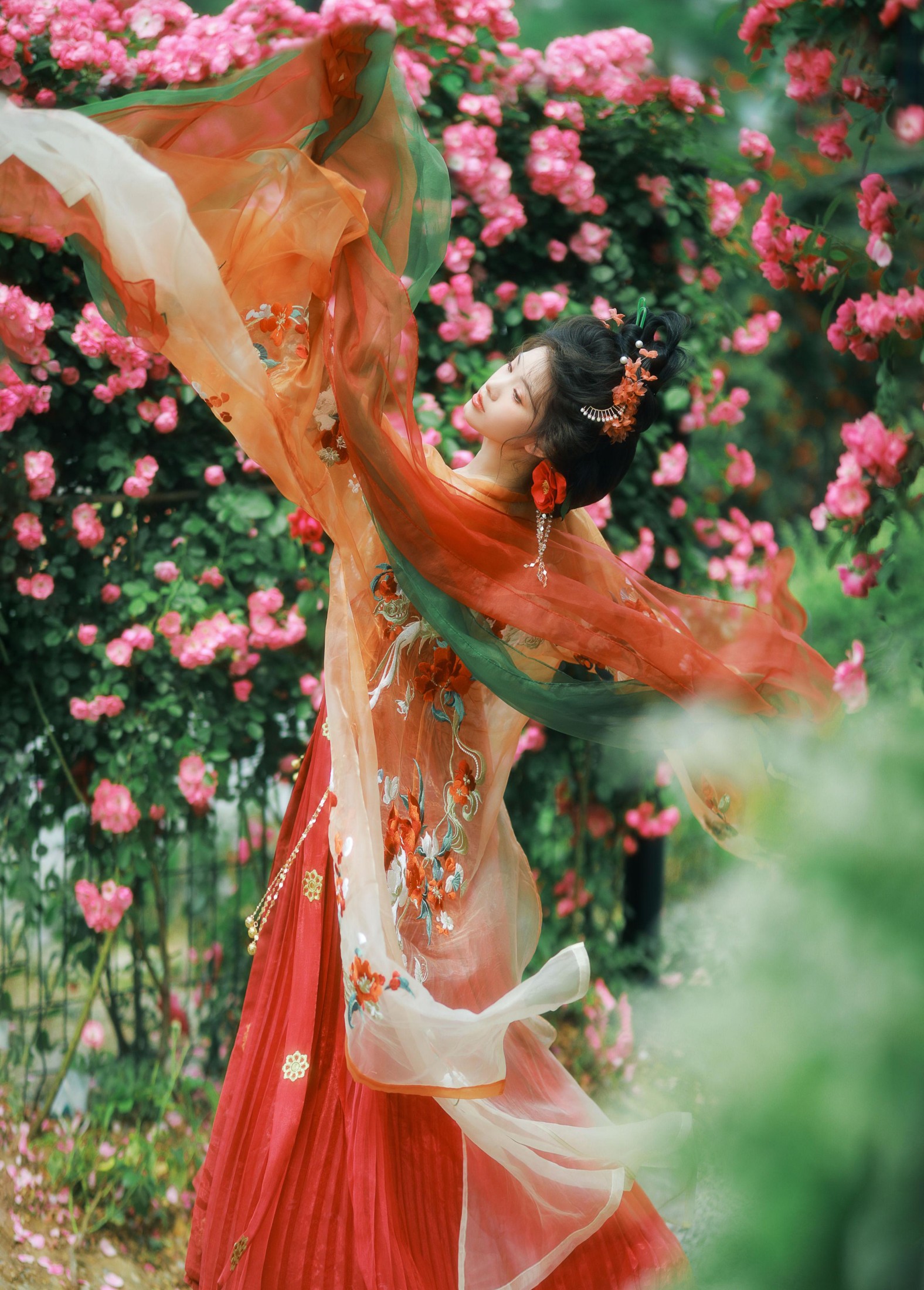 悦璃 – 《蔷薇汉服》[15P]