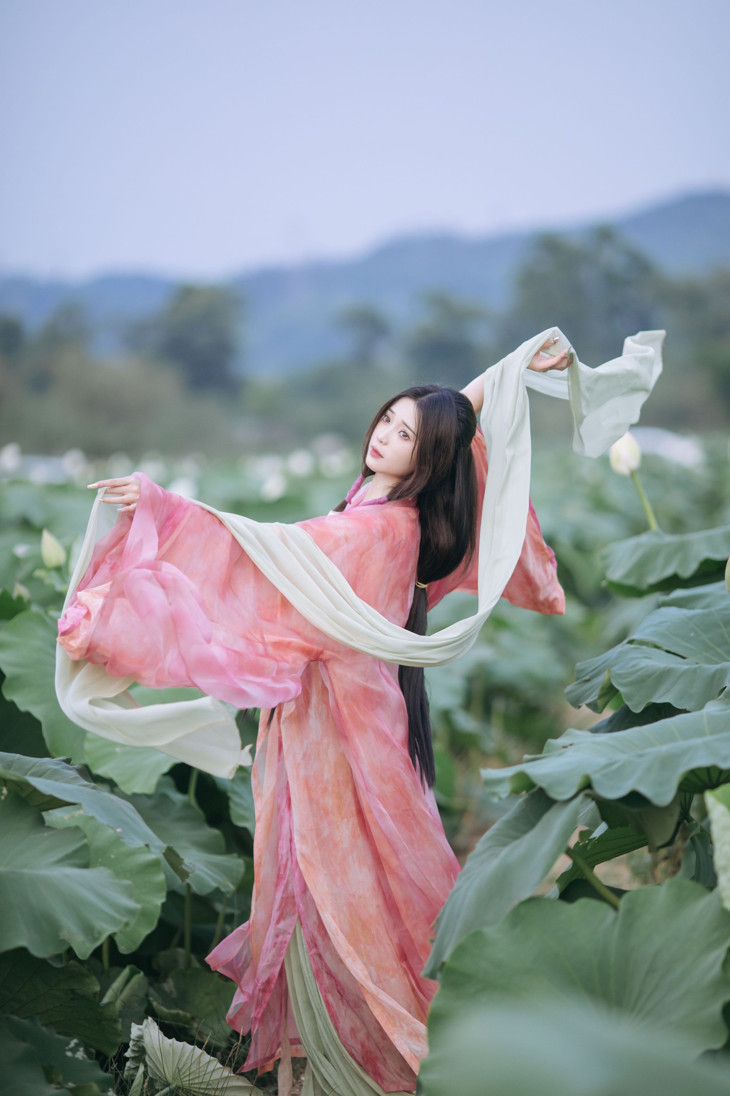 褚鸢鸢 – 《晚风吹倒荷花叶》[17P]