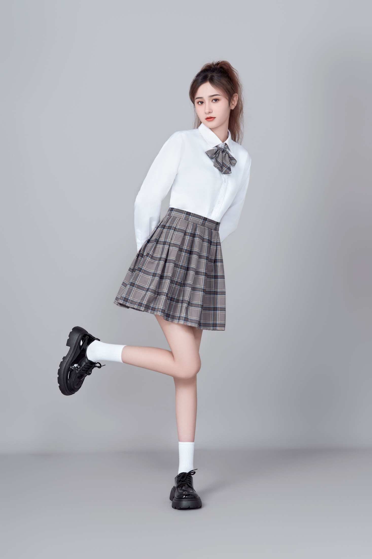 坎杜克 – 《白衫格裙：少女活力映像》[14P]