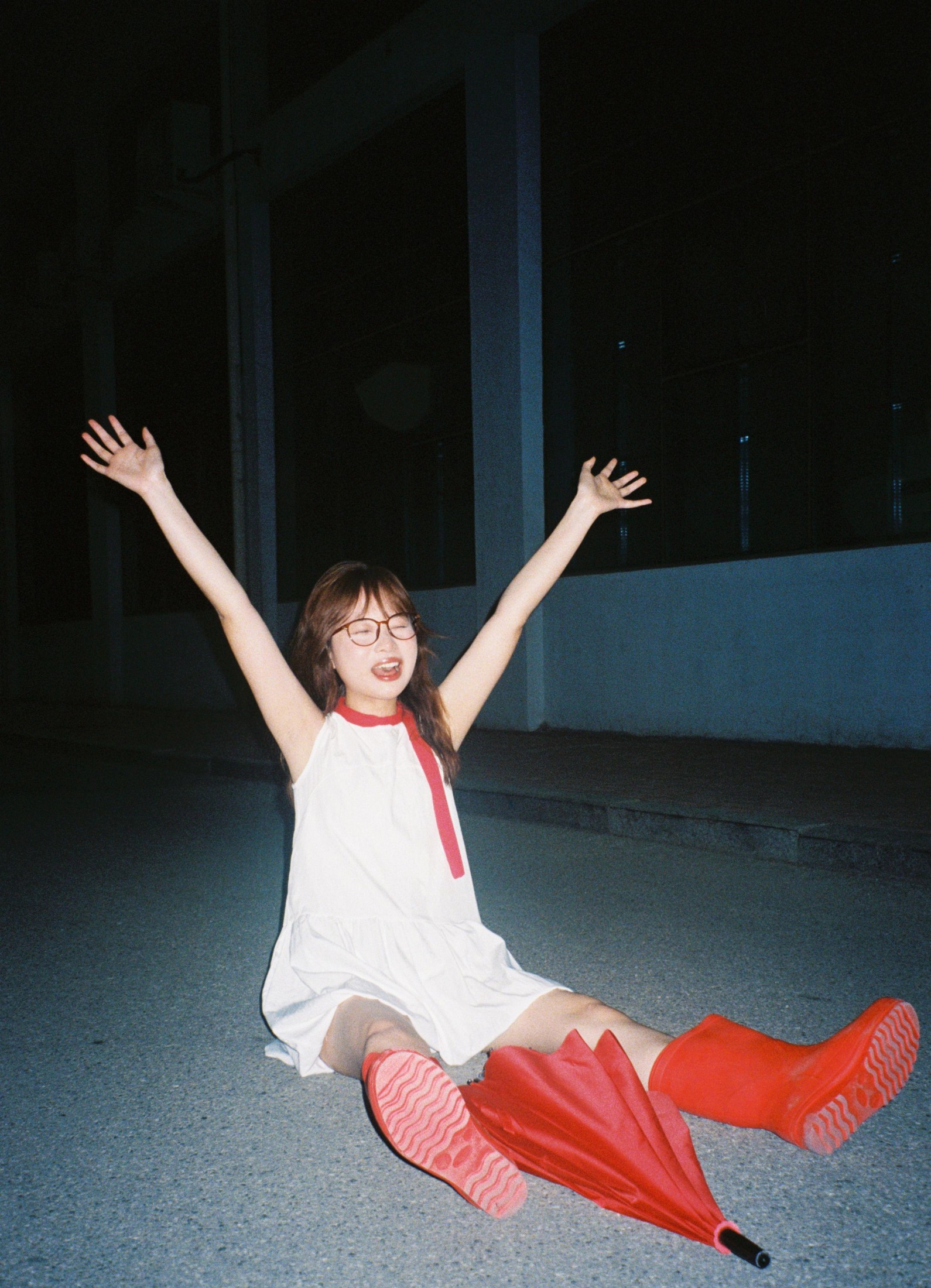 吴椿椿 – 《我的胶片机在晚上也不会撒谎！》[14P]