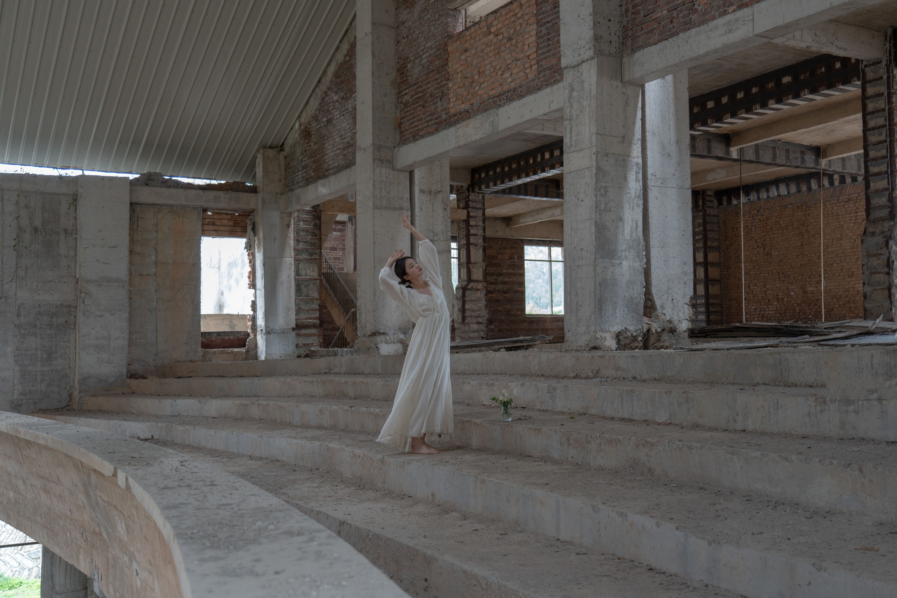 小雨天气 – 《裙摆漫过时光的碎痕》[18P]