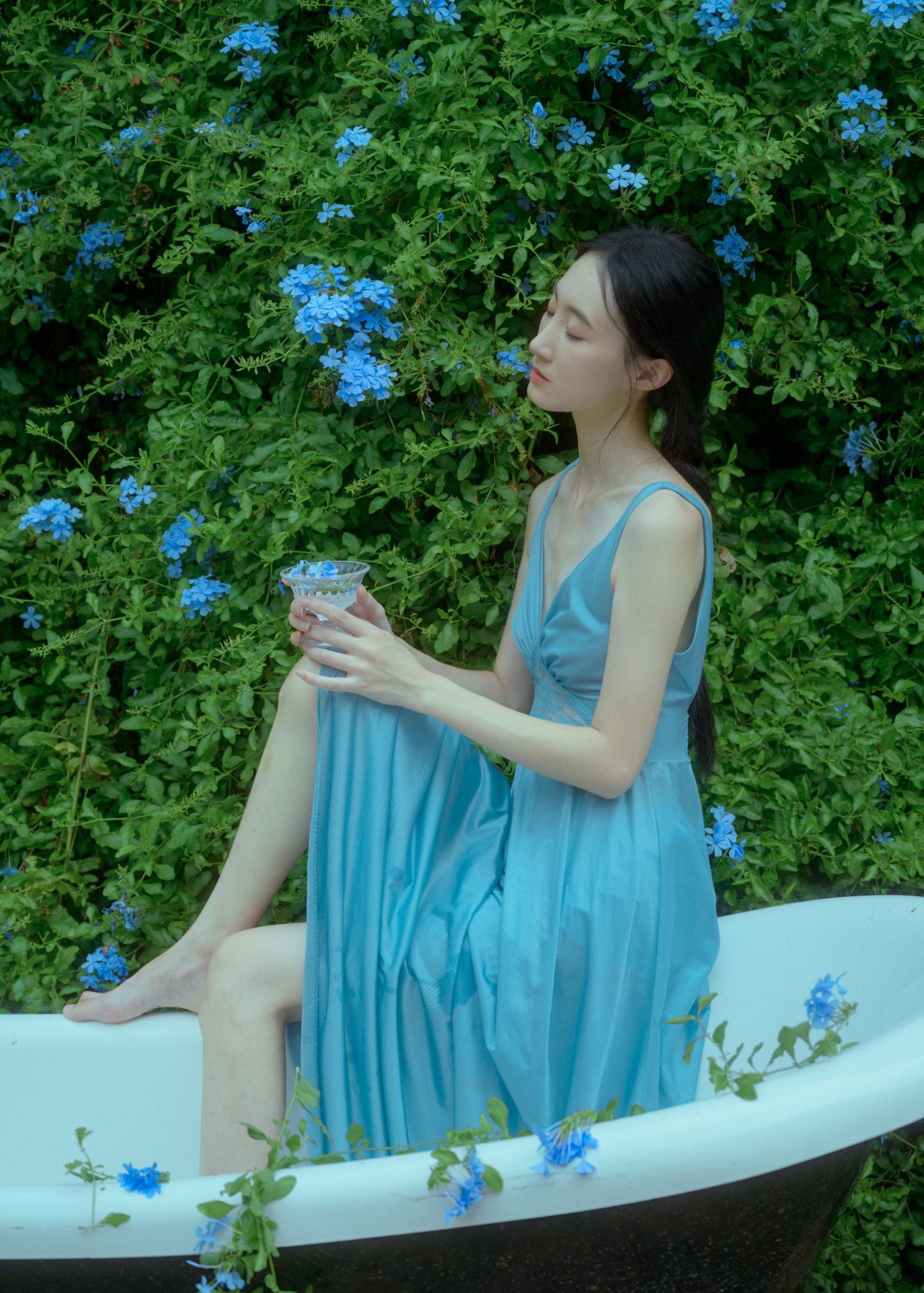 阿吉缘子 – 《夏天与蓝雪花》[14P]