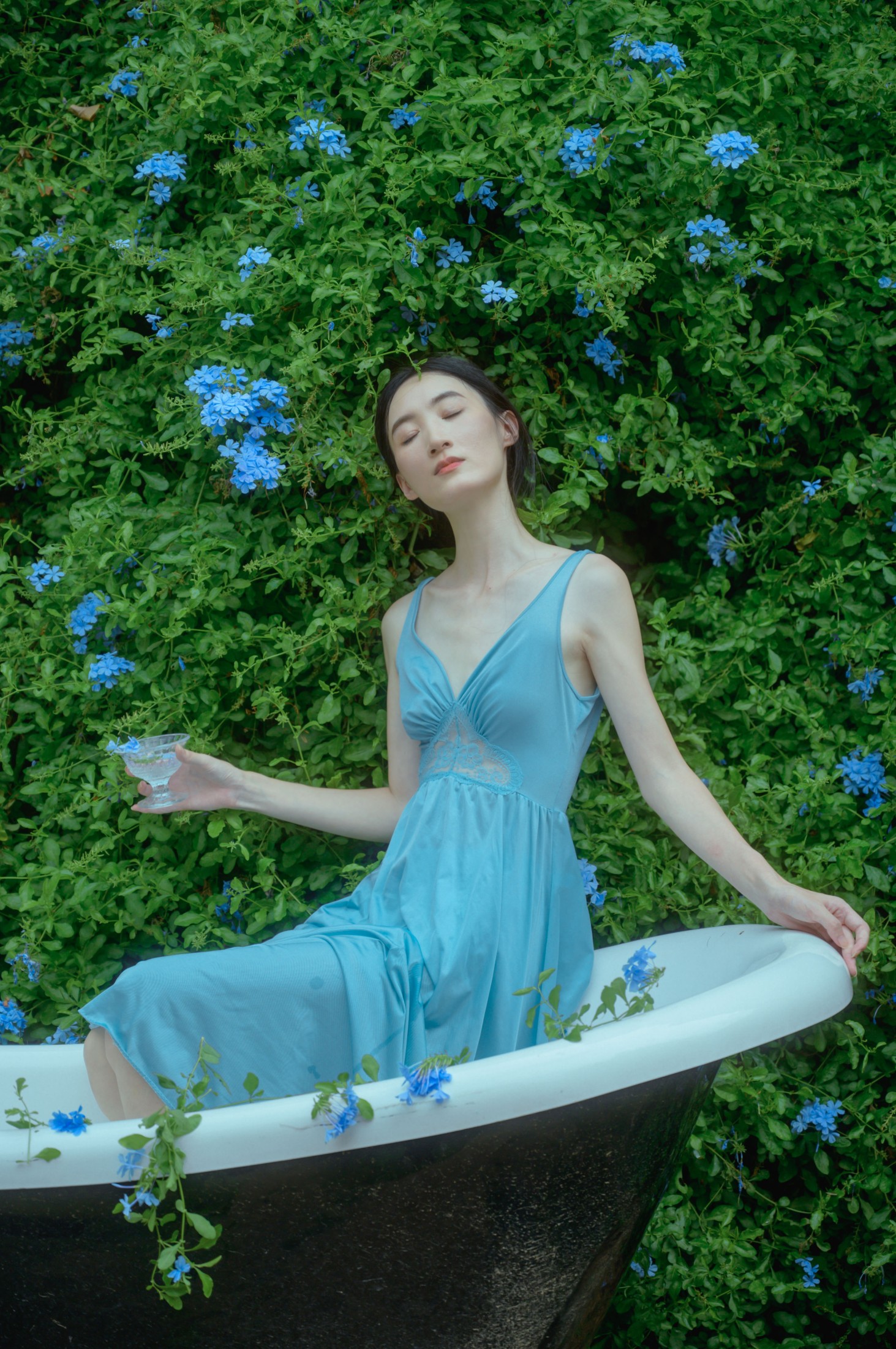 阿吉缘子 – 《夏天与蓝雪花》[14P]