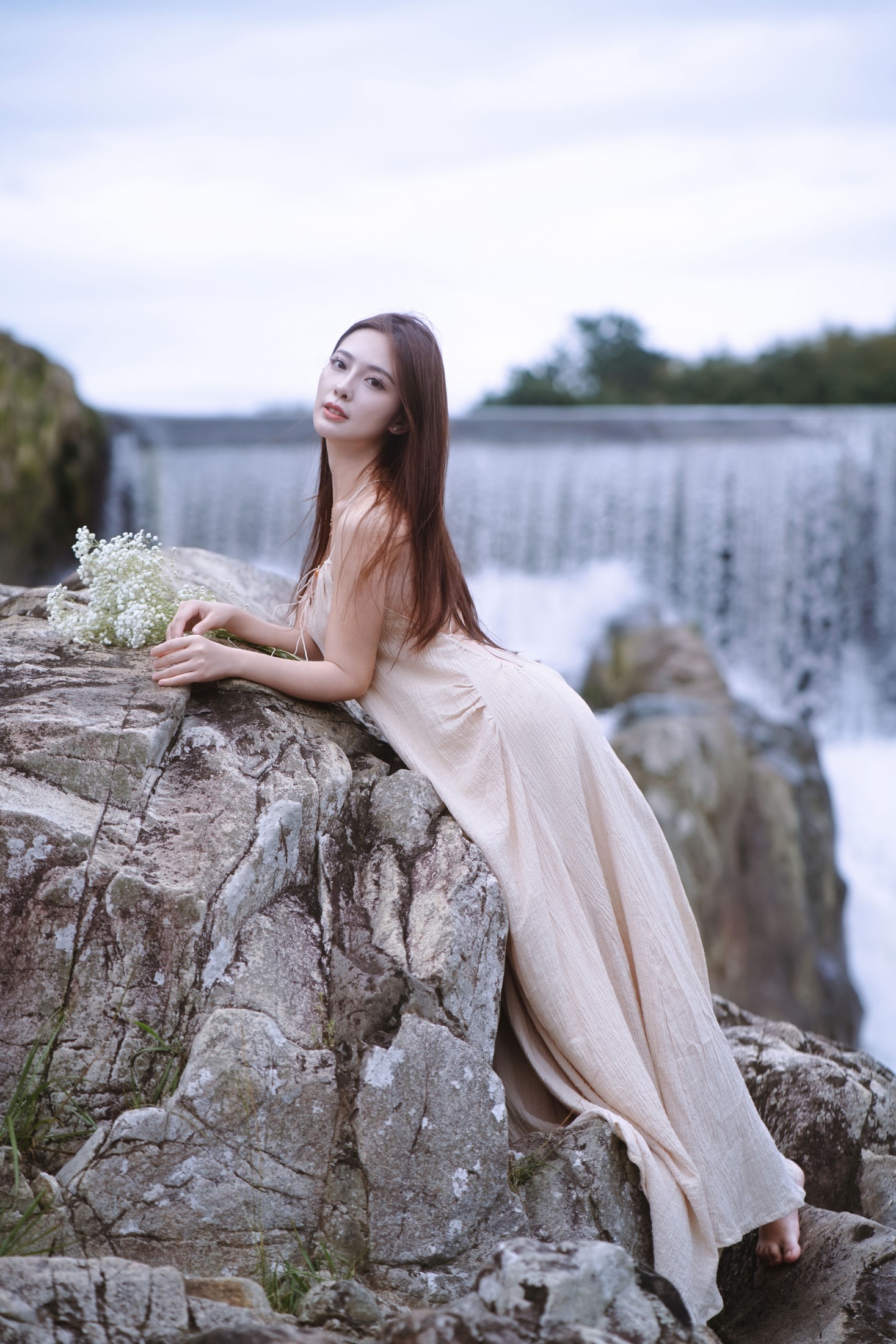 颖儿YY – 《瀑边仙踪：麻裙少女的秘境》[42P]