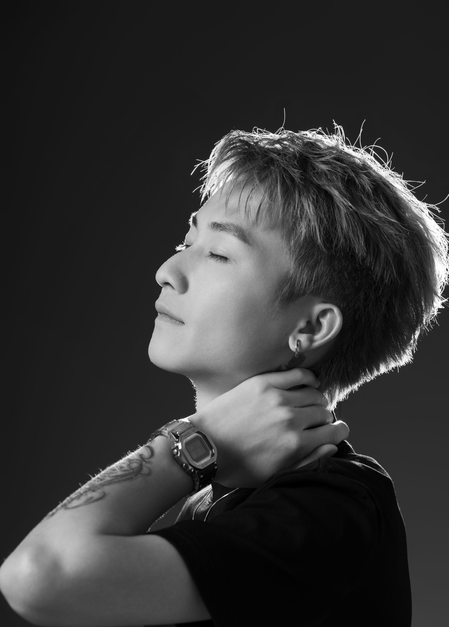 无名 – 《光影勾勒：男士深邃神态黑白影像》[13P]