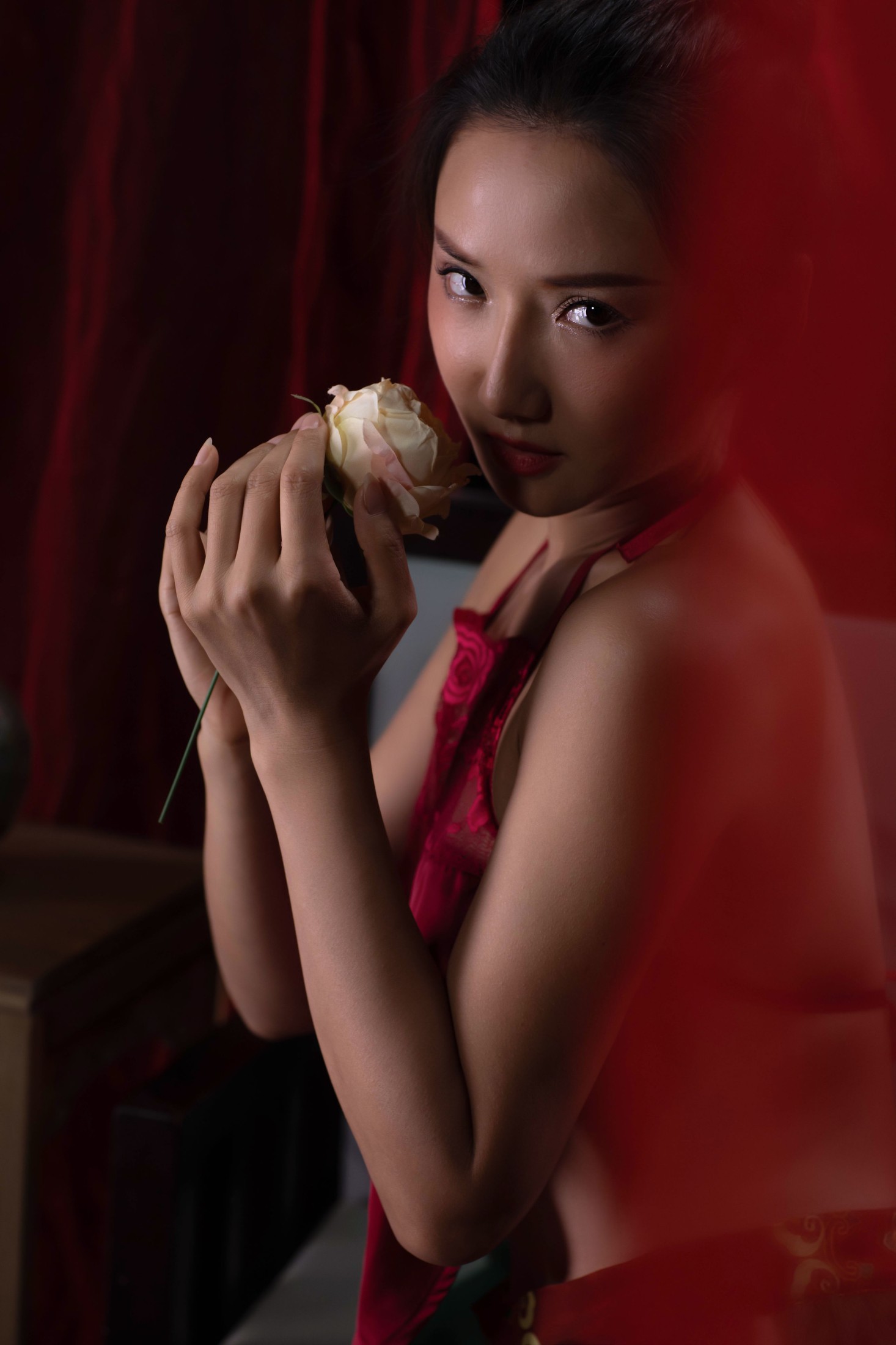 微微 – 《红帐掩映的女子》[18P]