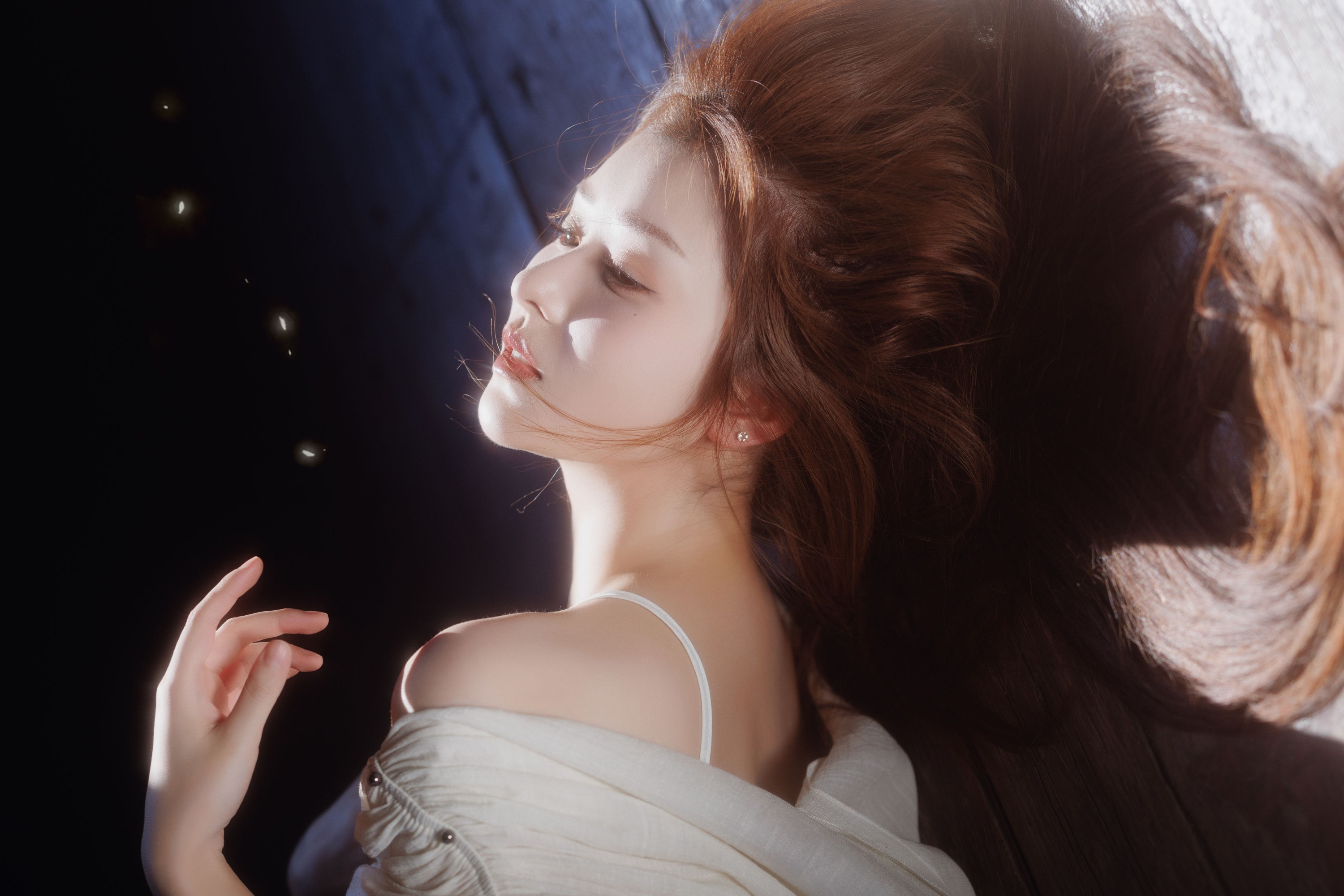 阿君 – 《光与尘》[18P]