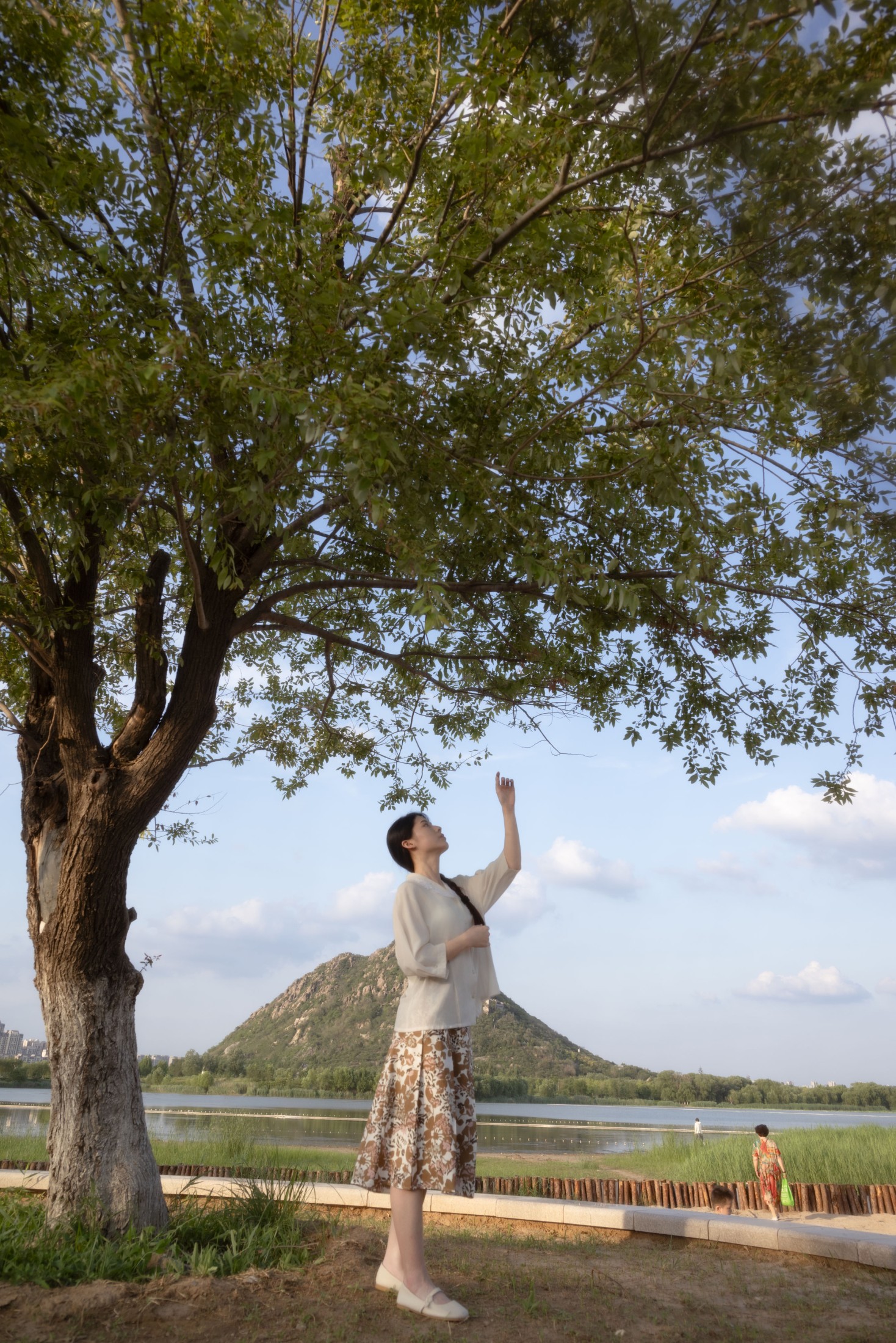 慢声 – 《夏望山楹，晨起侍花》[57P]