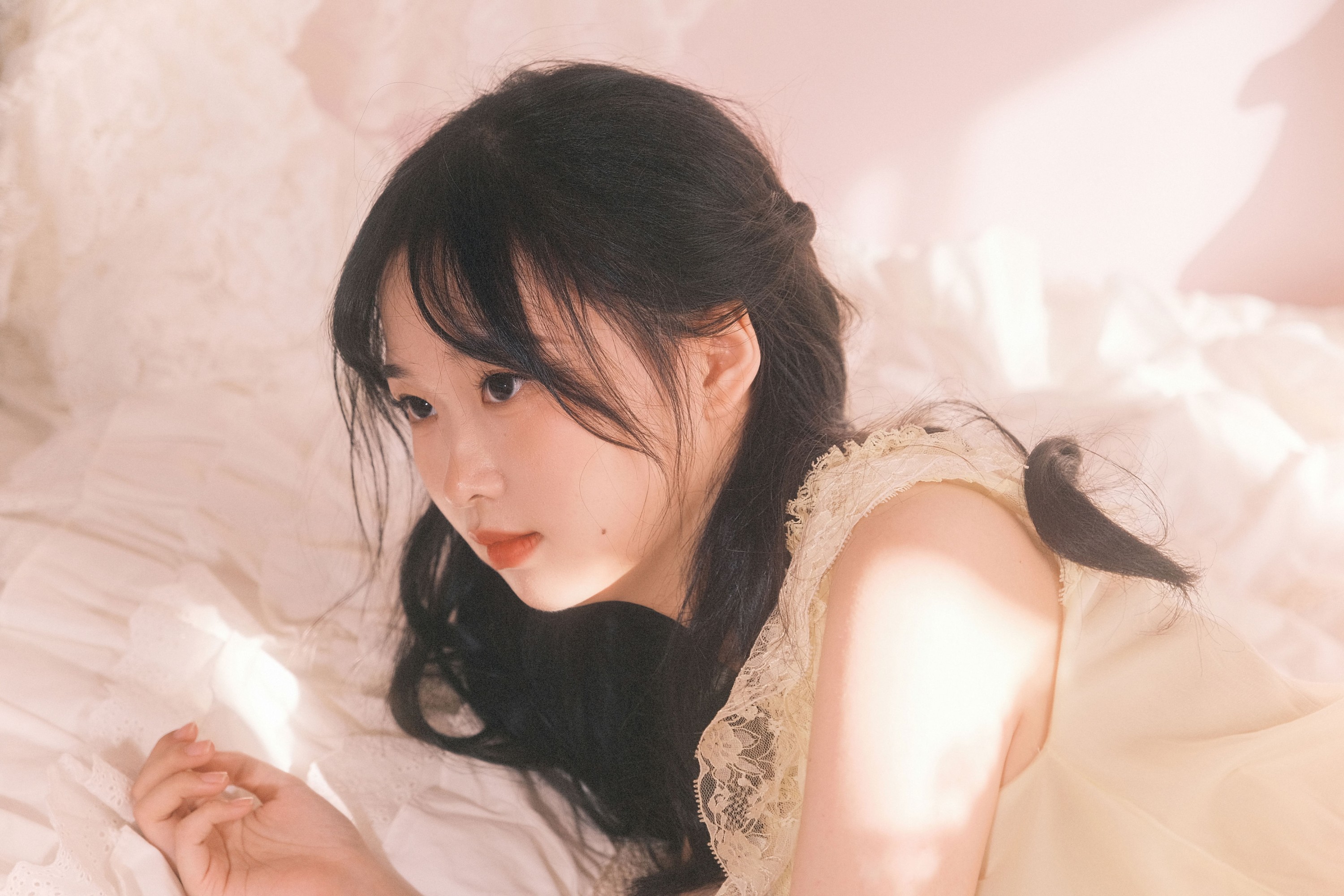 小吴 – 《爱是神洒在她肩上的光》[13P]