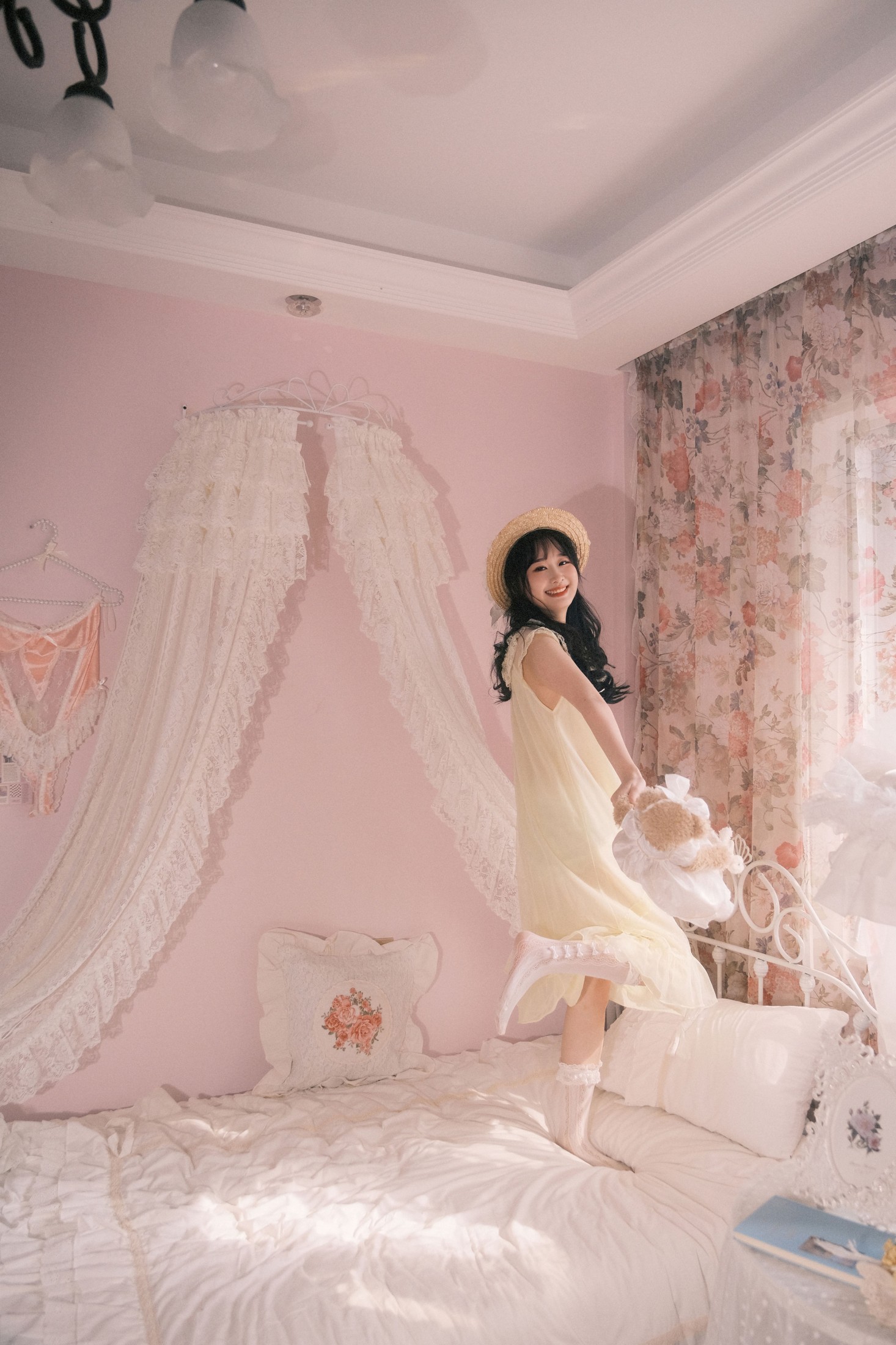 小吴 – 《爱是神洒在她肩上的光》[13P]