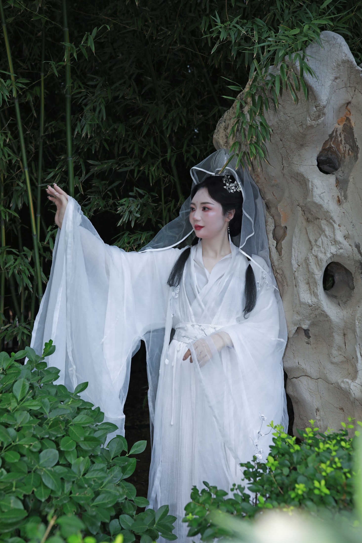 辉儿 – 《汉服菩萨装写真--济南豹突泉》[28P]