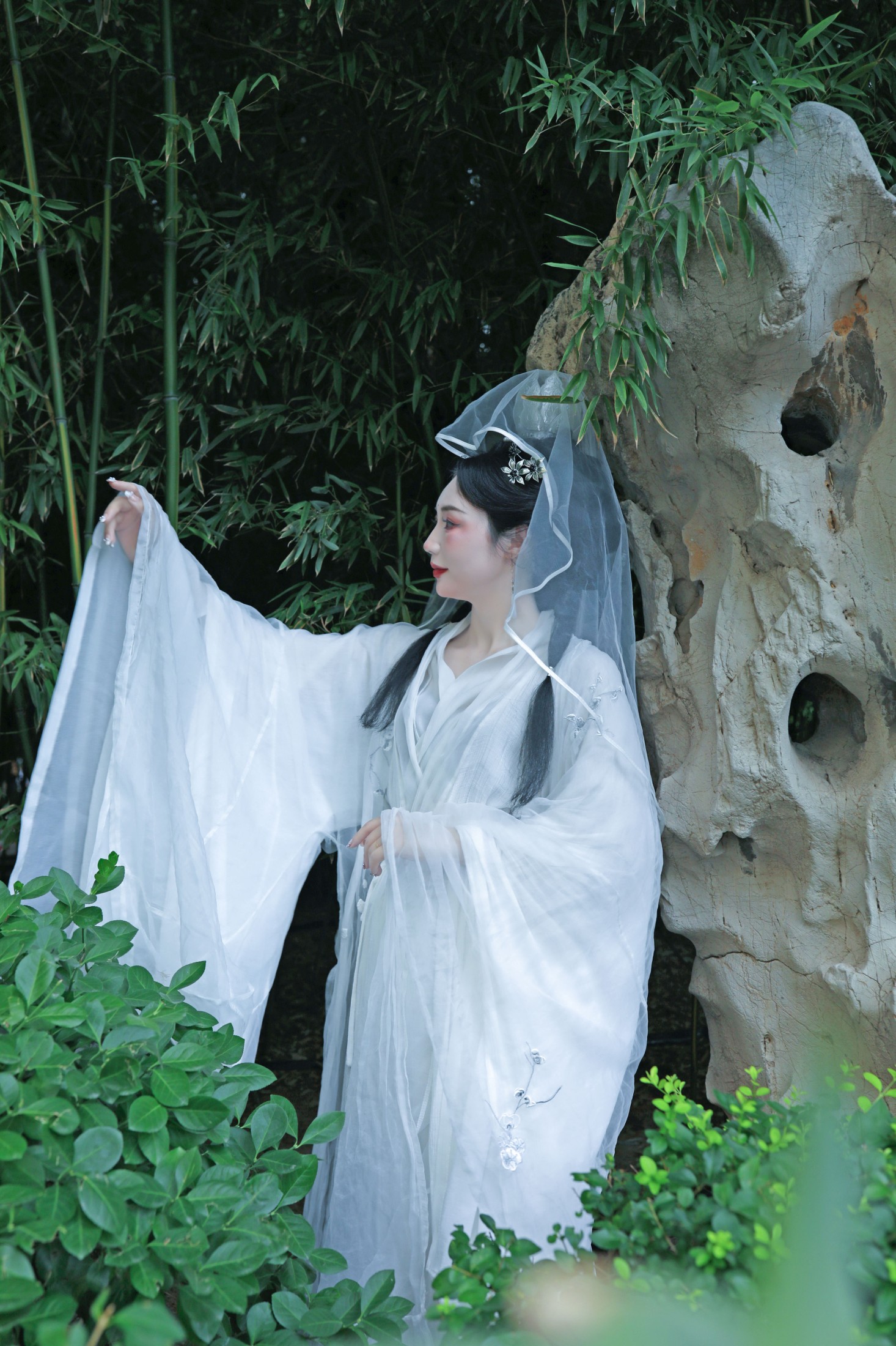 辉儿 – 《汉服菩萨装写真--济南豹突泉》[28P]
