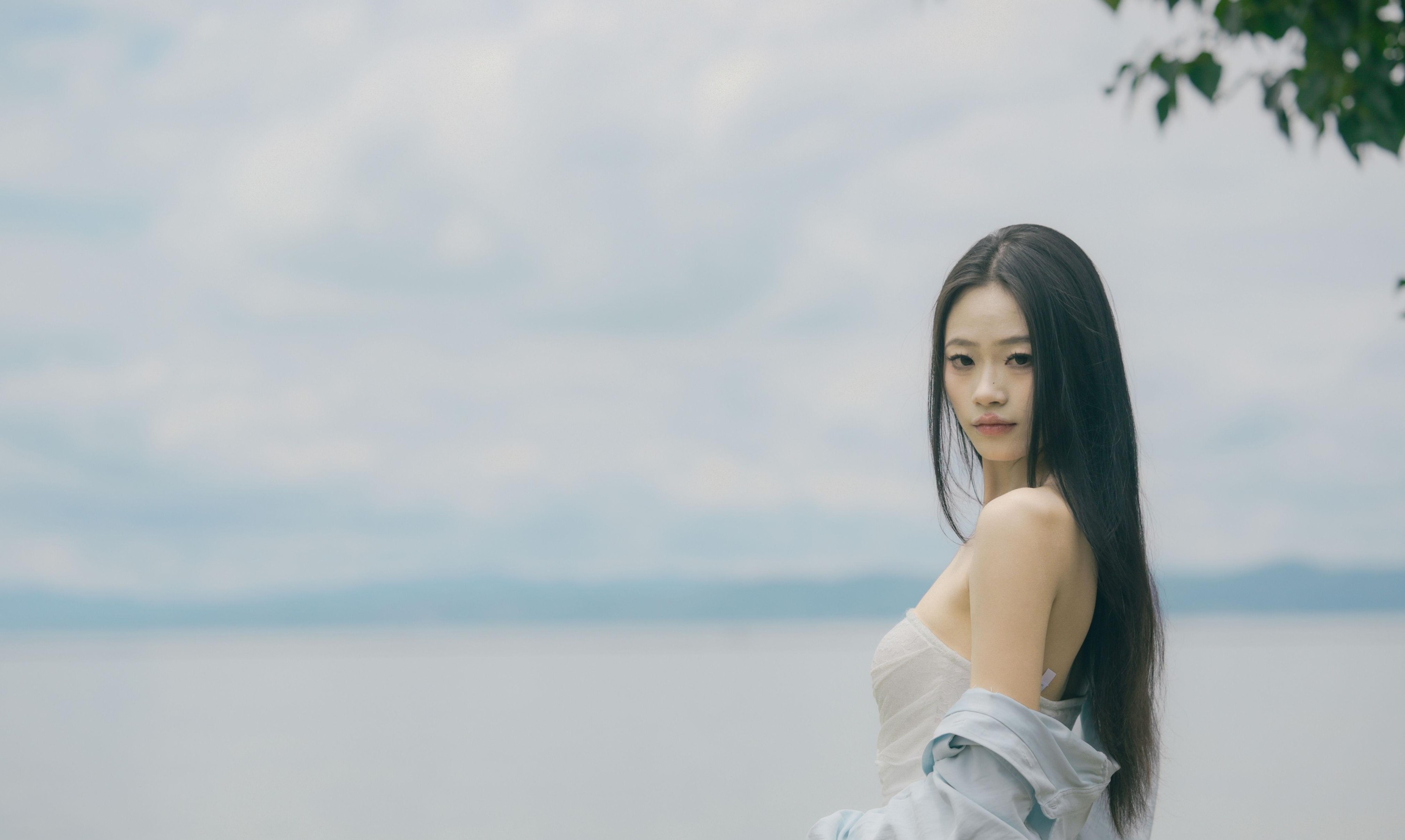 小岳 – 《在水一方》[32P]