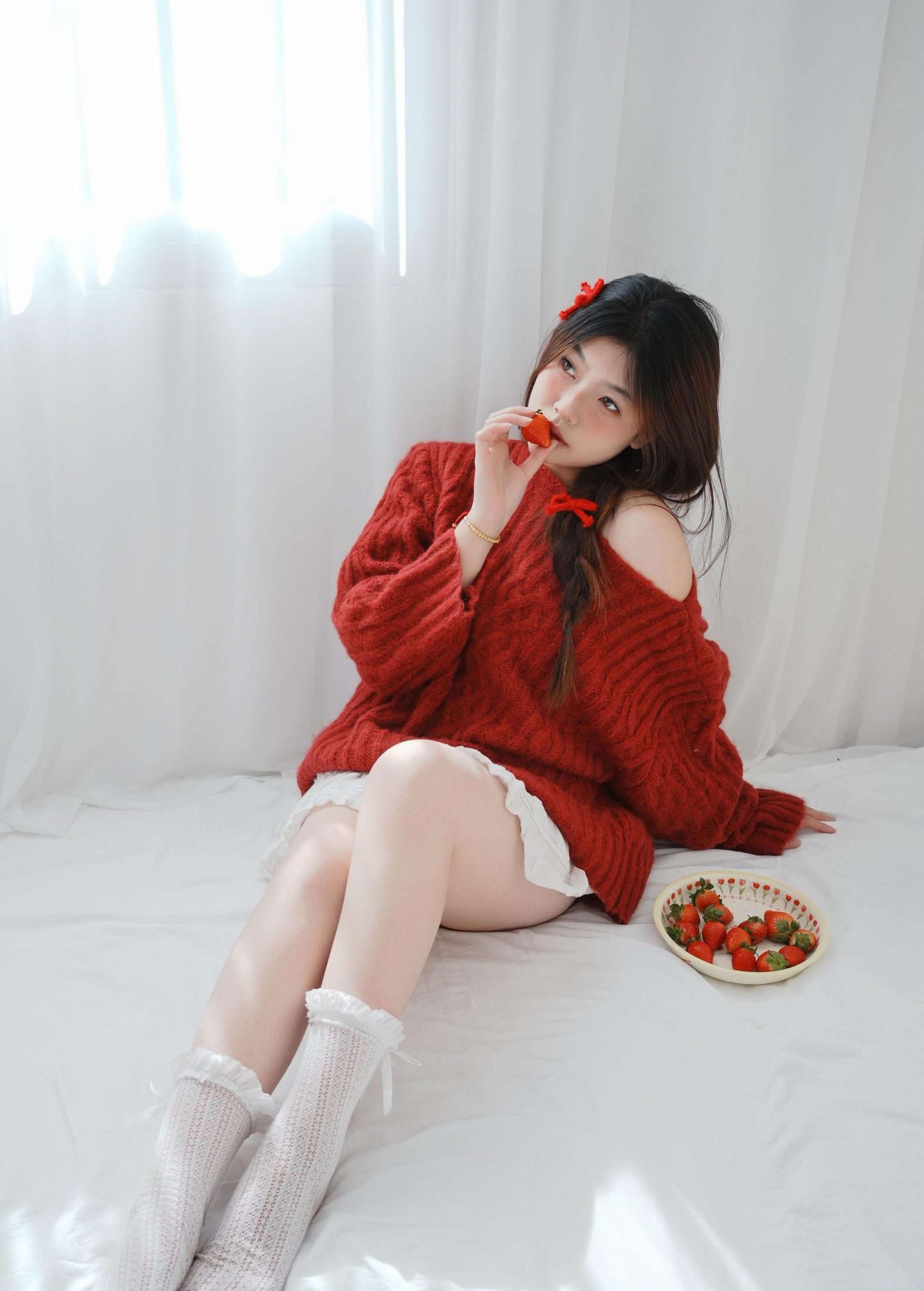 静静已 – 《草莓 小白裙室内》[16P]