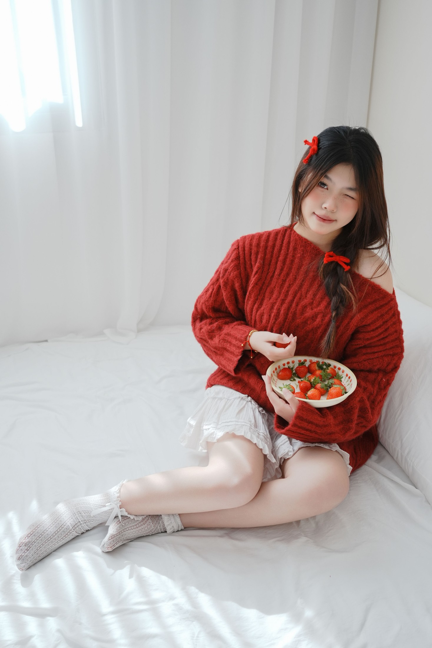 静静已 – 《草莓 小白裙室内》[16P]