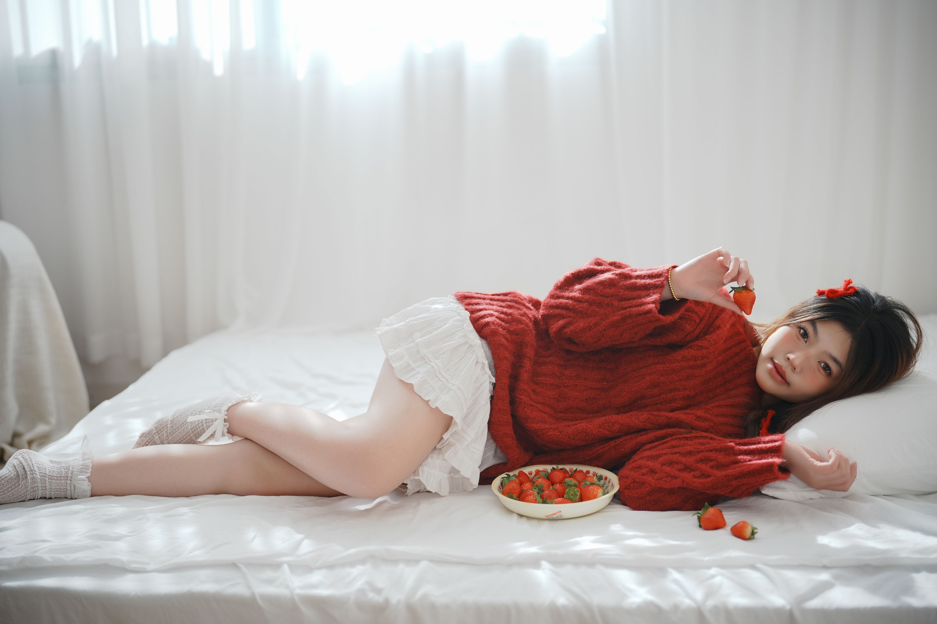 静静已 – 《草莓 小白裙室内》[16P]