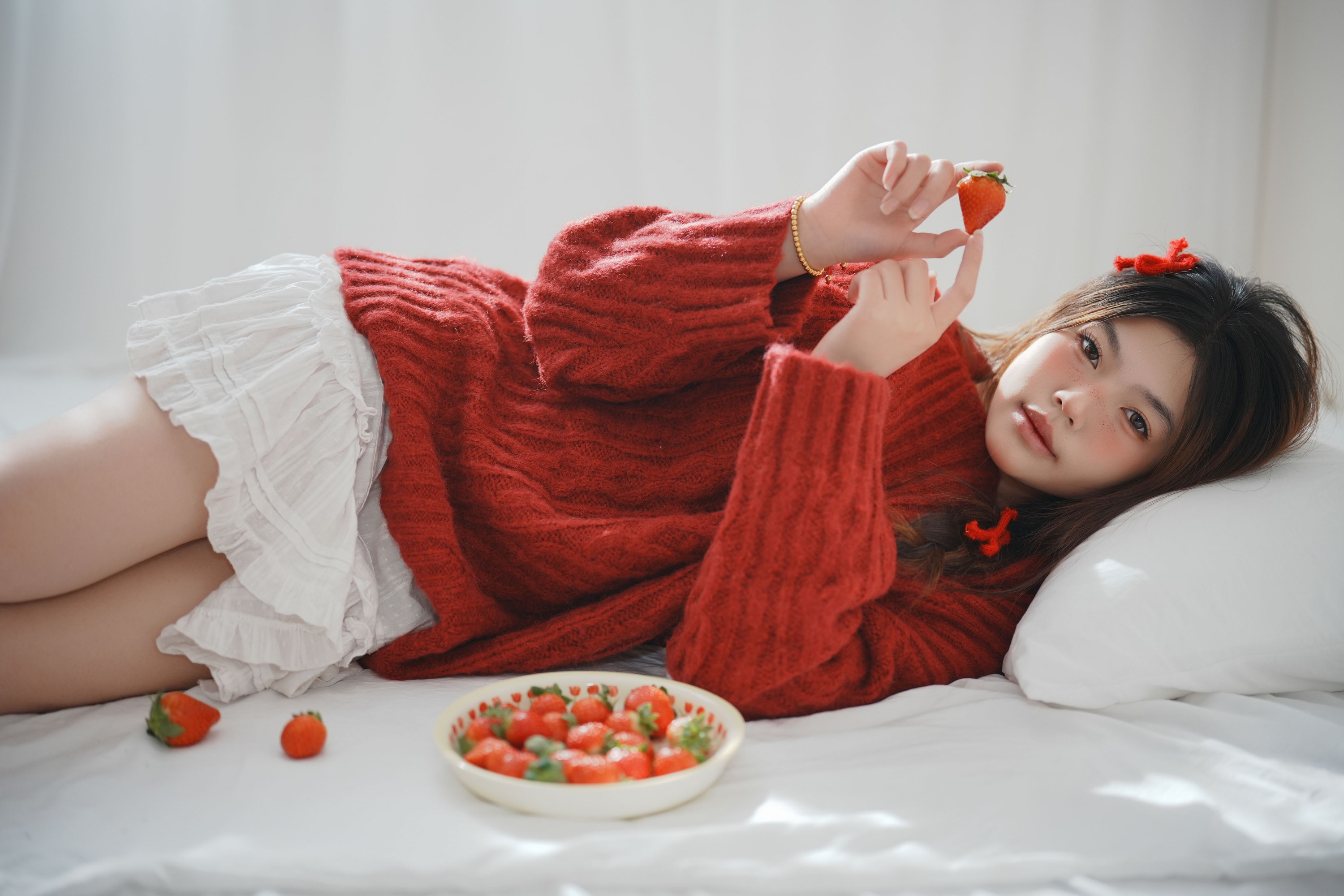 静静已 – 《草莓 小白裙室内》[16P]