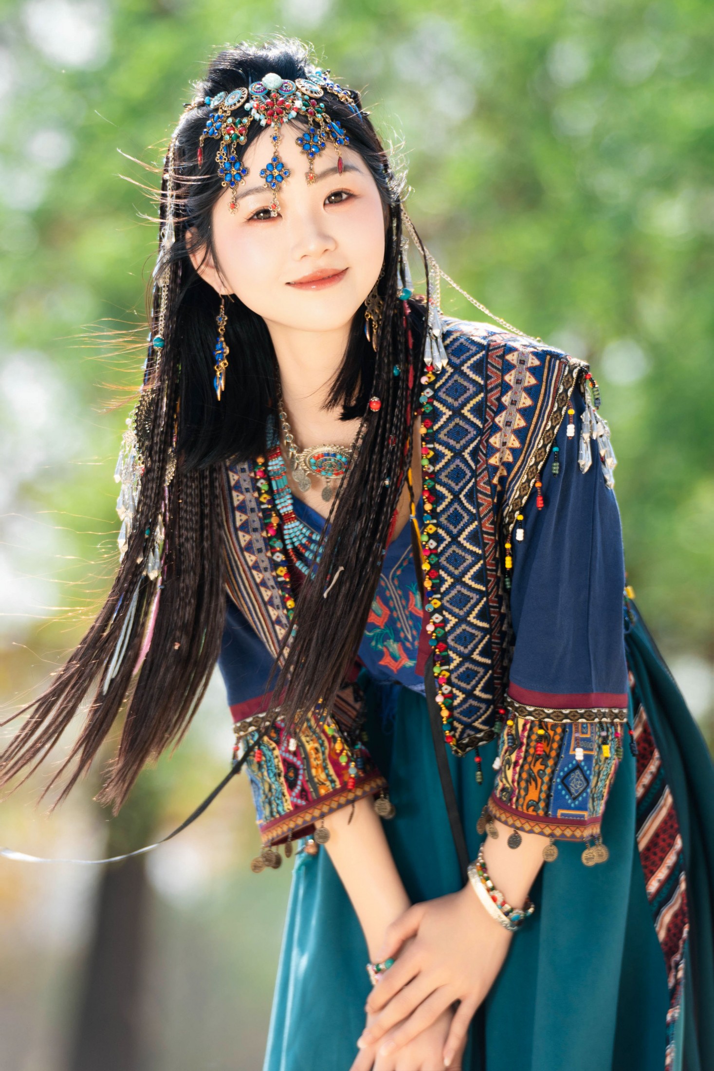 晓蓝 – 《苗疆少女 森林中发光》[24P]