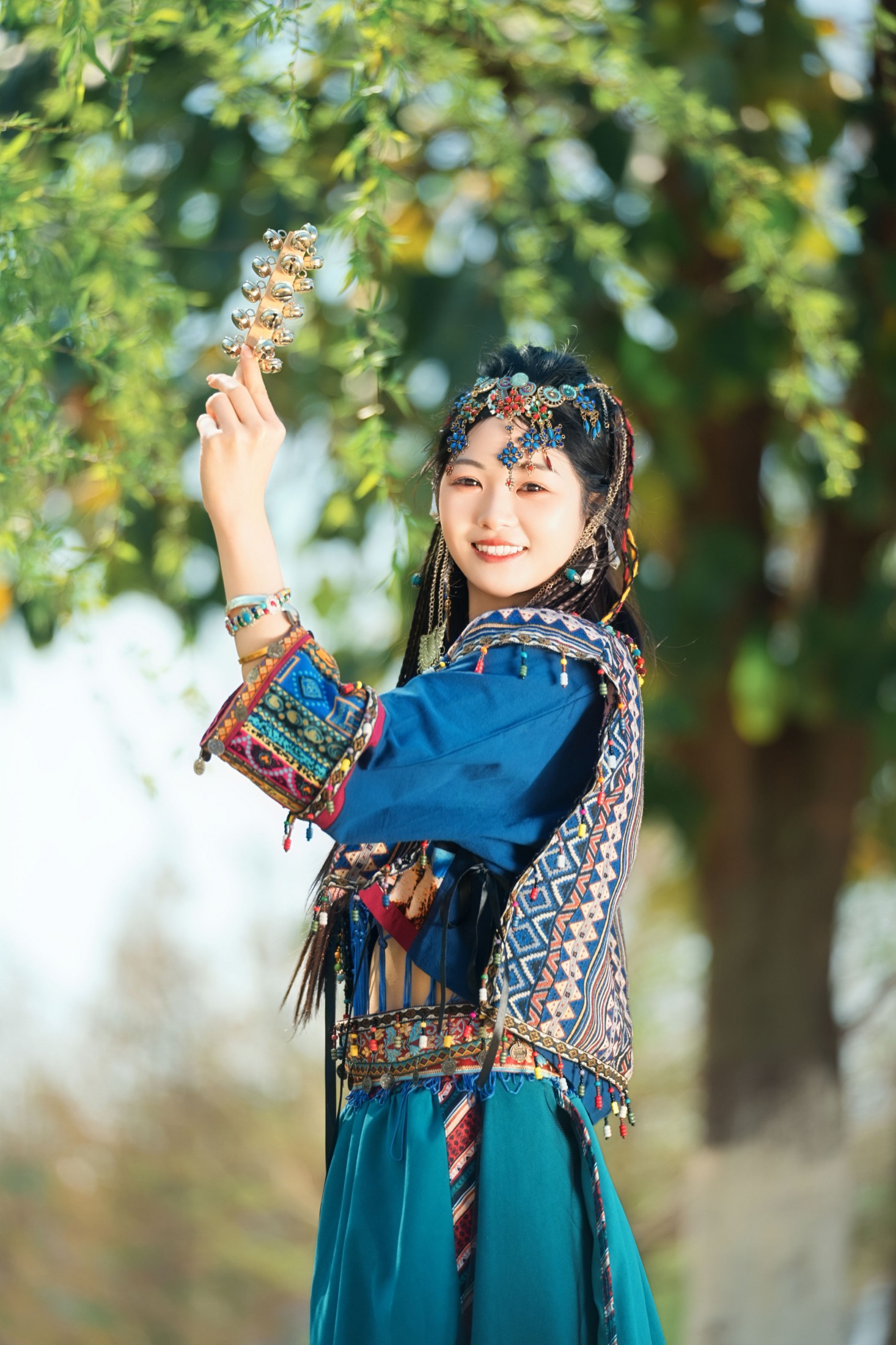 晓蓝 – 《苗疆少女 森林中发光》[24P]