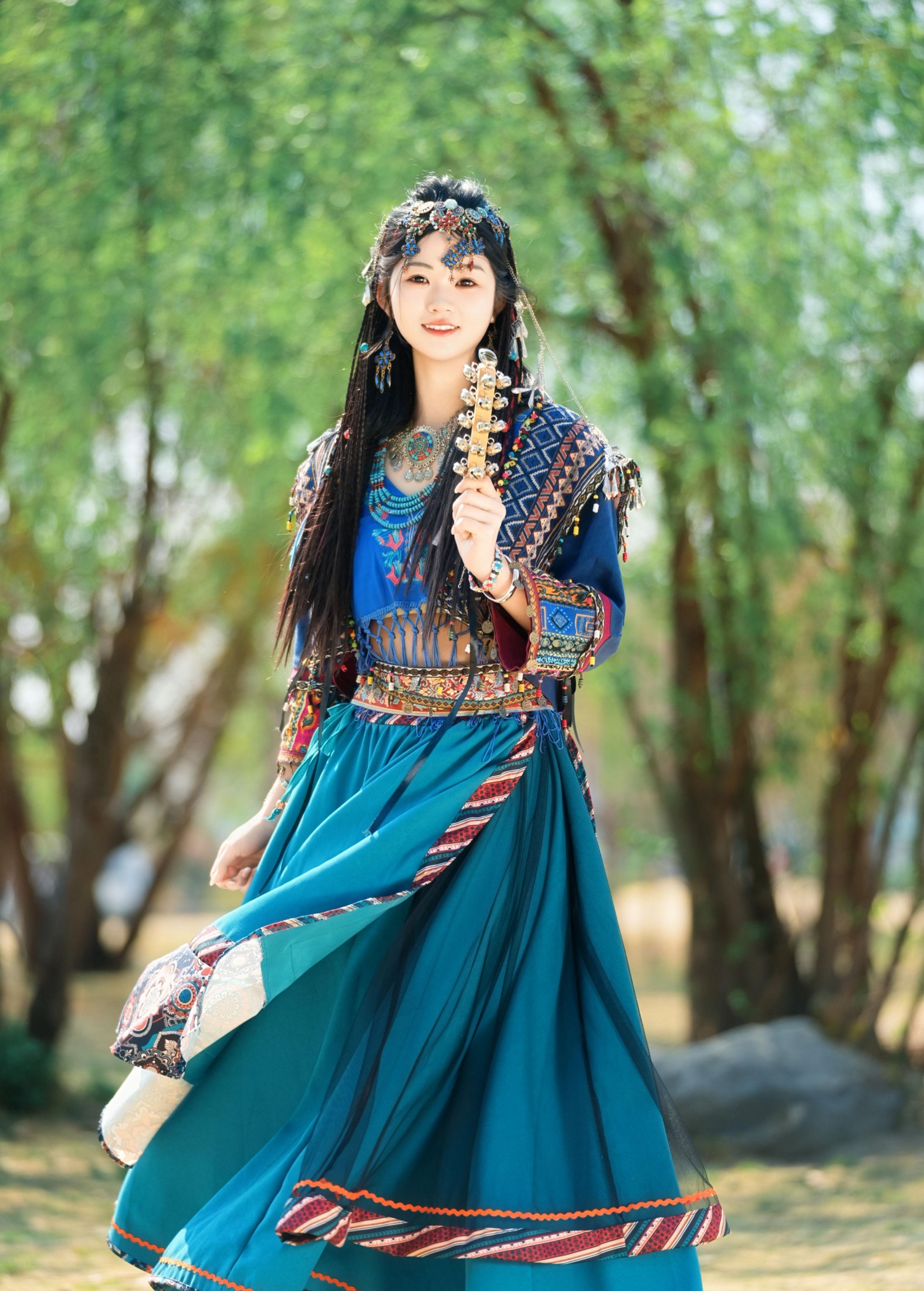 晓蓝 – 《苗疆少女 森林中发光》[24P]