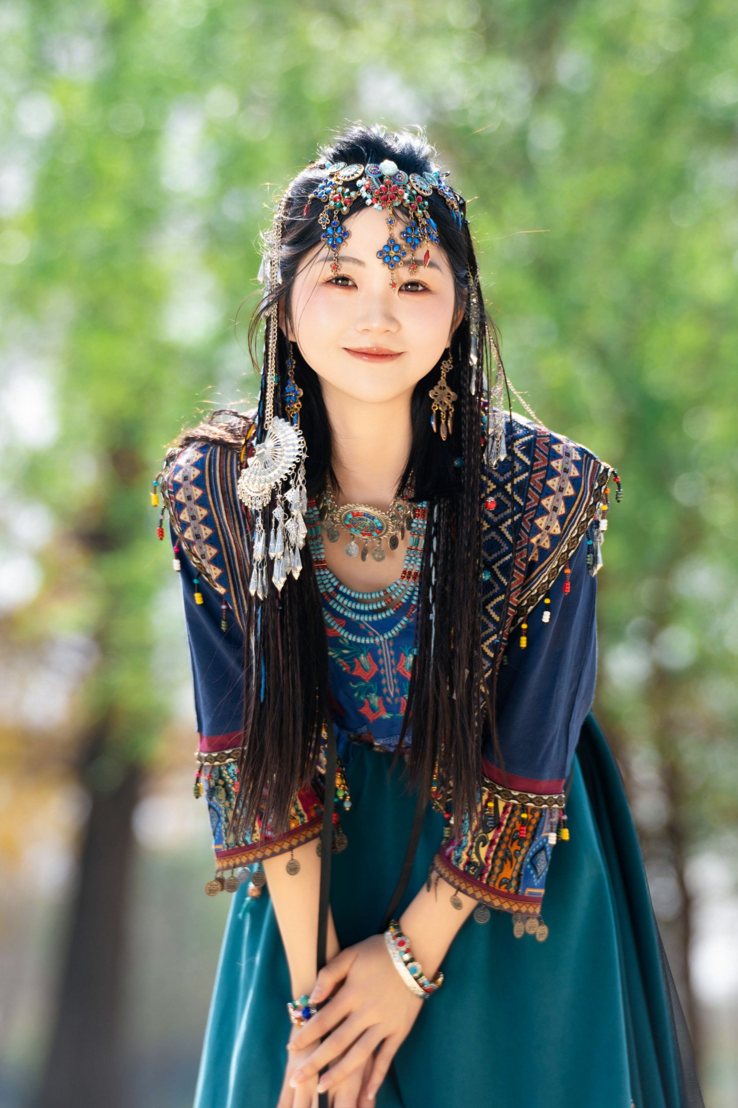 晓蓝 – 《苗疆少女 森林中发光》[24P]