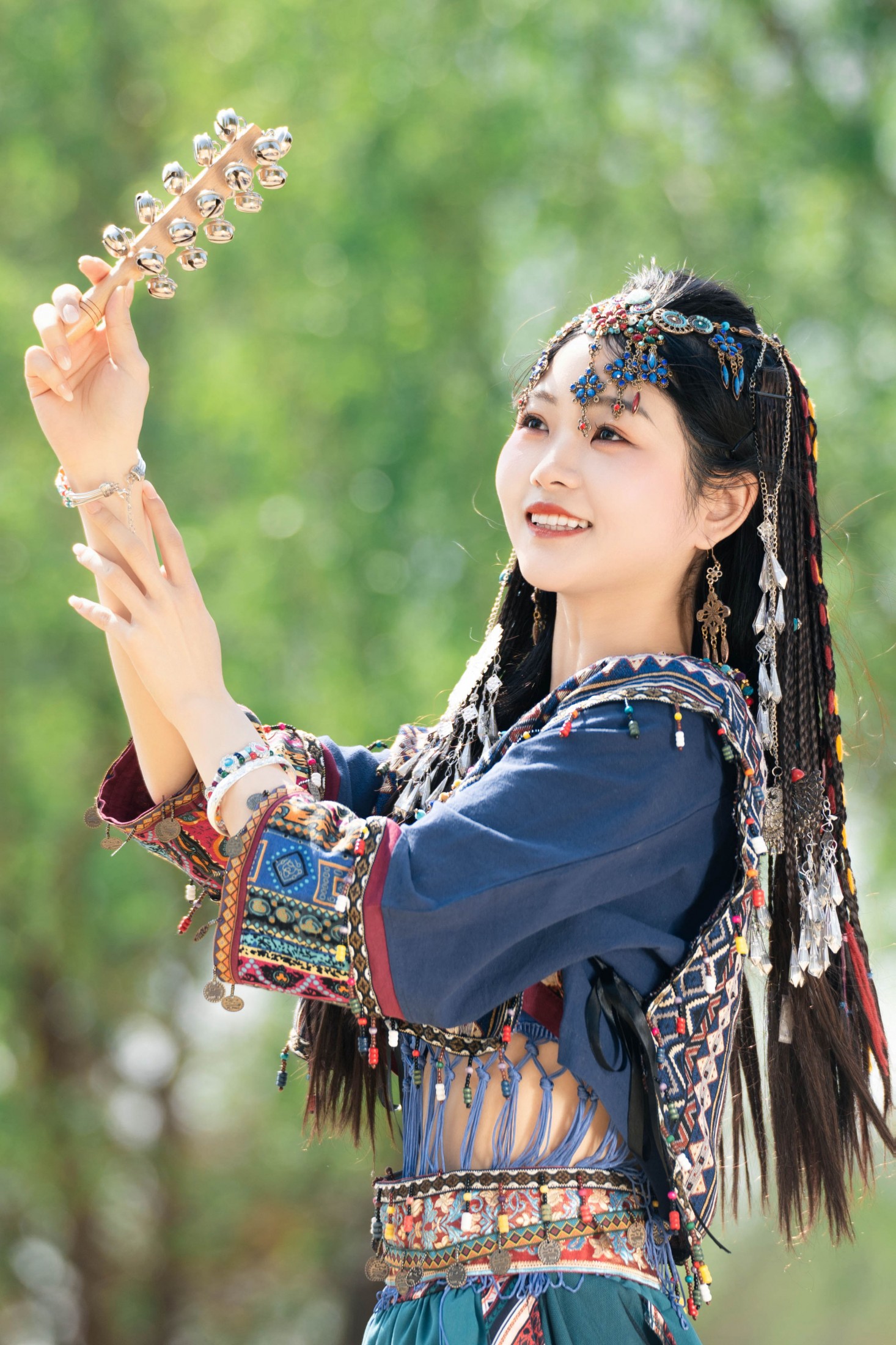 晓蓝 – 《苗疆少女 森林中发光》[24P]