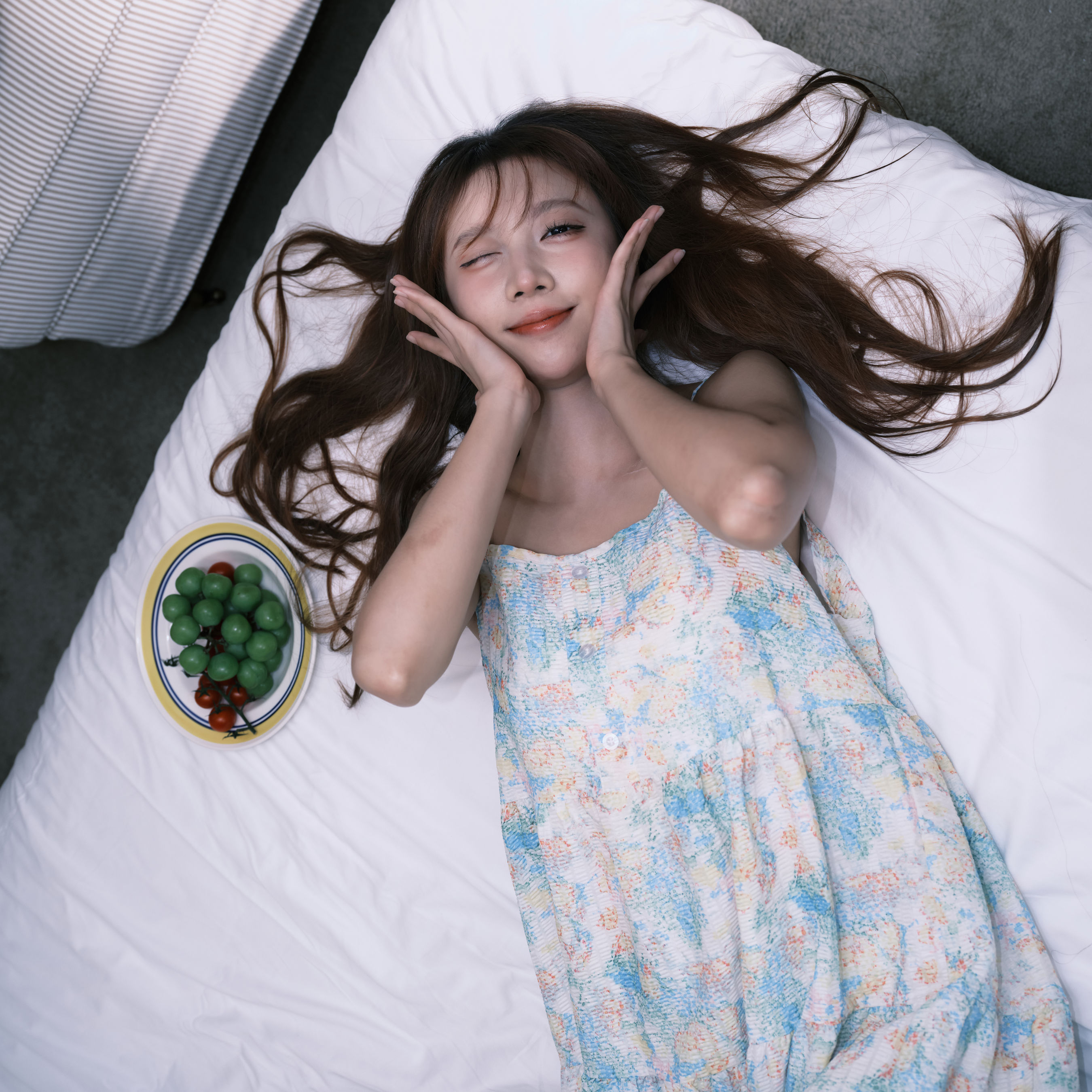 醒醒 – 《起床梳洗的阁楼少女》[25P]