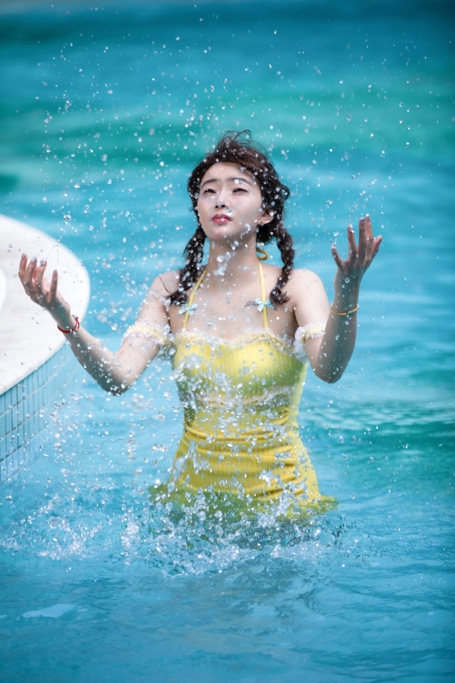 小林 – 《泳池的少女》[14P]