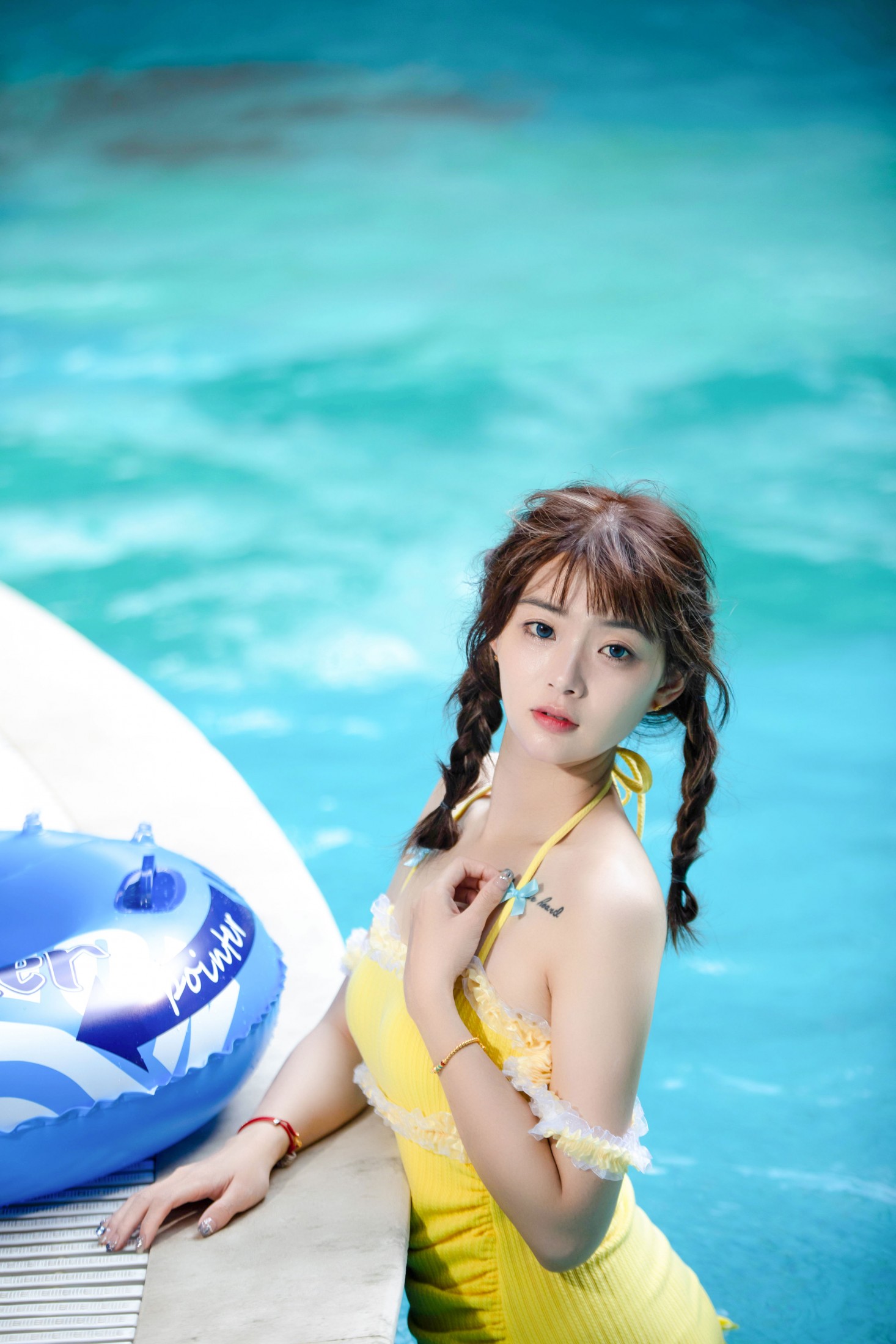 小林 – 《泳池的少女》[14P]