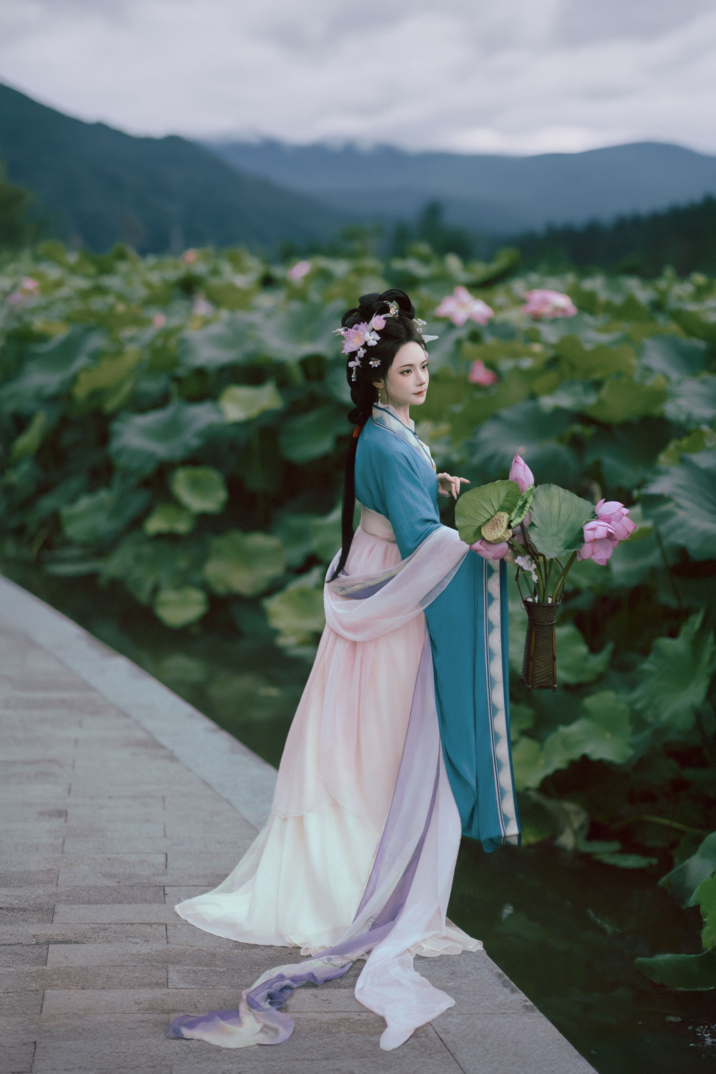 爱莫离 – 《荷香》[26P]